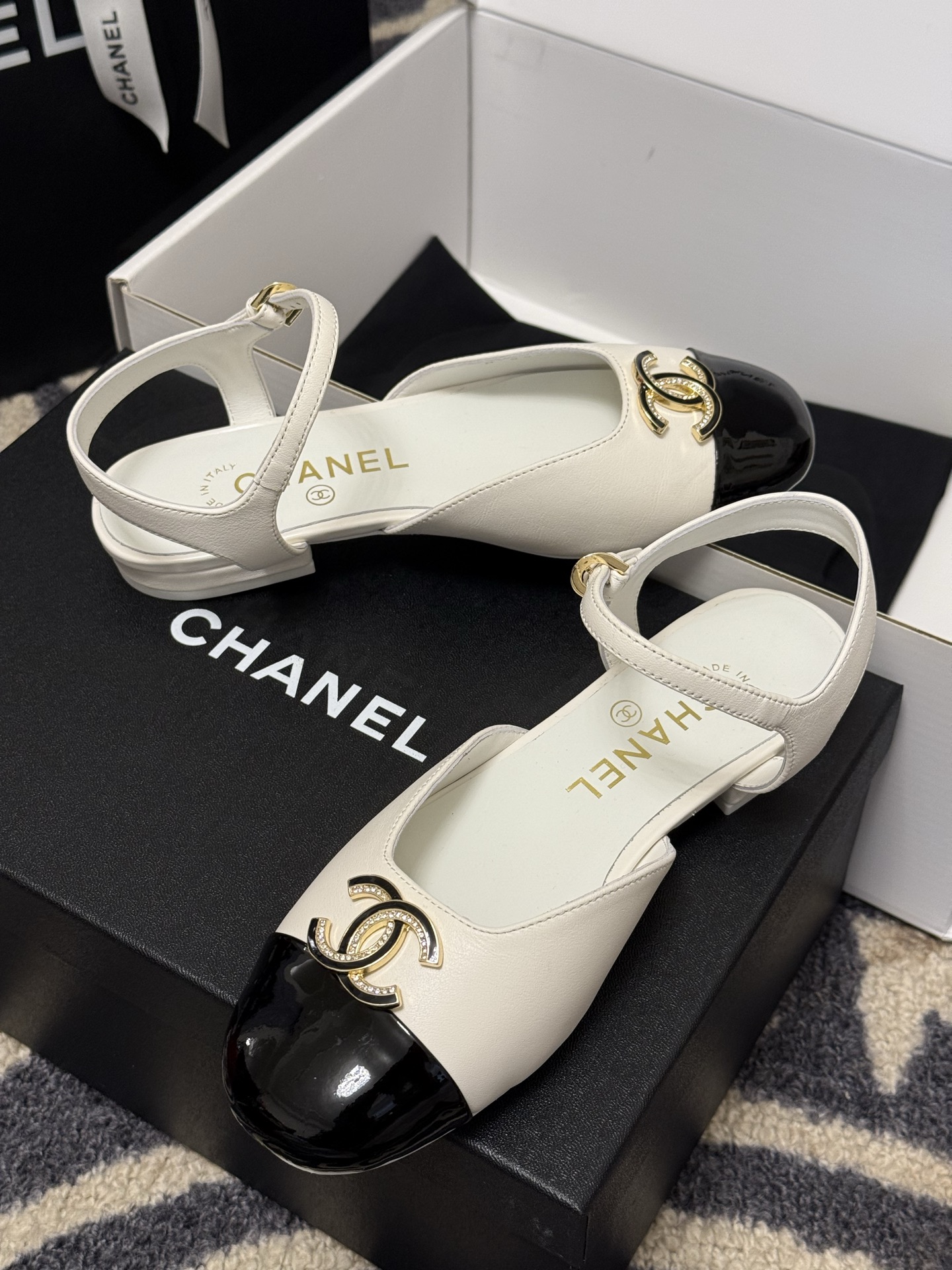 
chanel 玛丽珍鞋
小香25春夏 玛丽珍，可爱爆表单品
小羊皮材料，双c logo精致大方的
羊皮