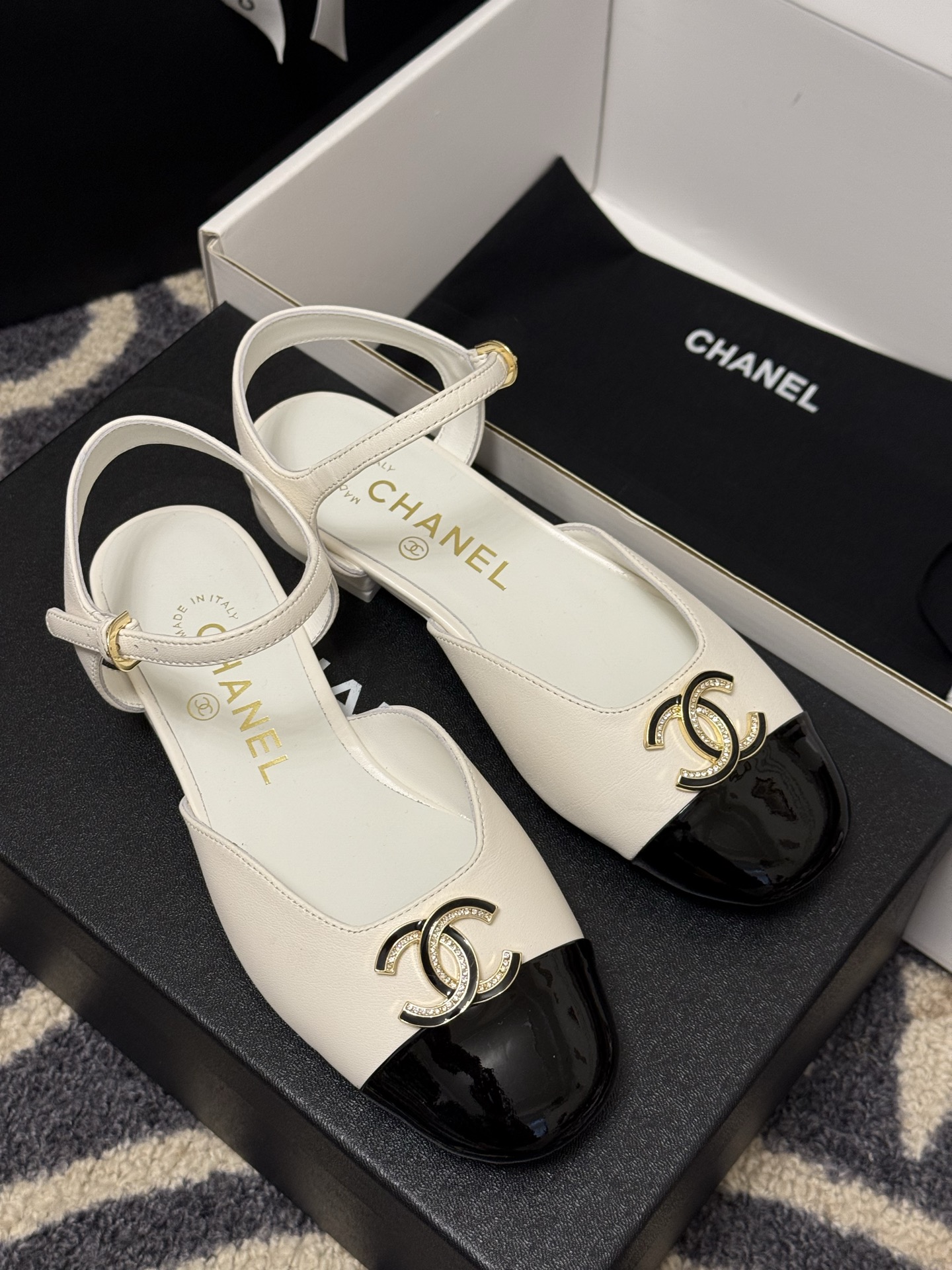 
chanel 玛丽珍鞋
小香25春夏 玛丽珍，可爱爆表单品
小羊皮材料，双c logo精致大方的
羊皮
