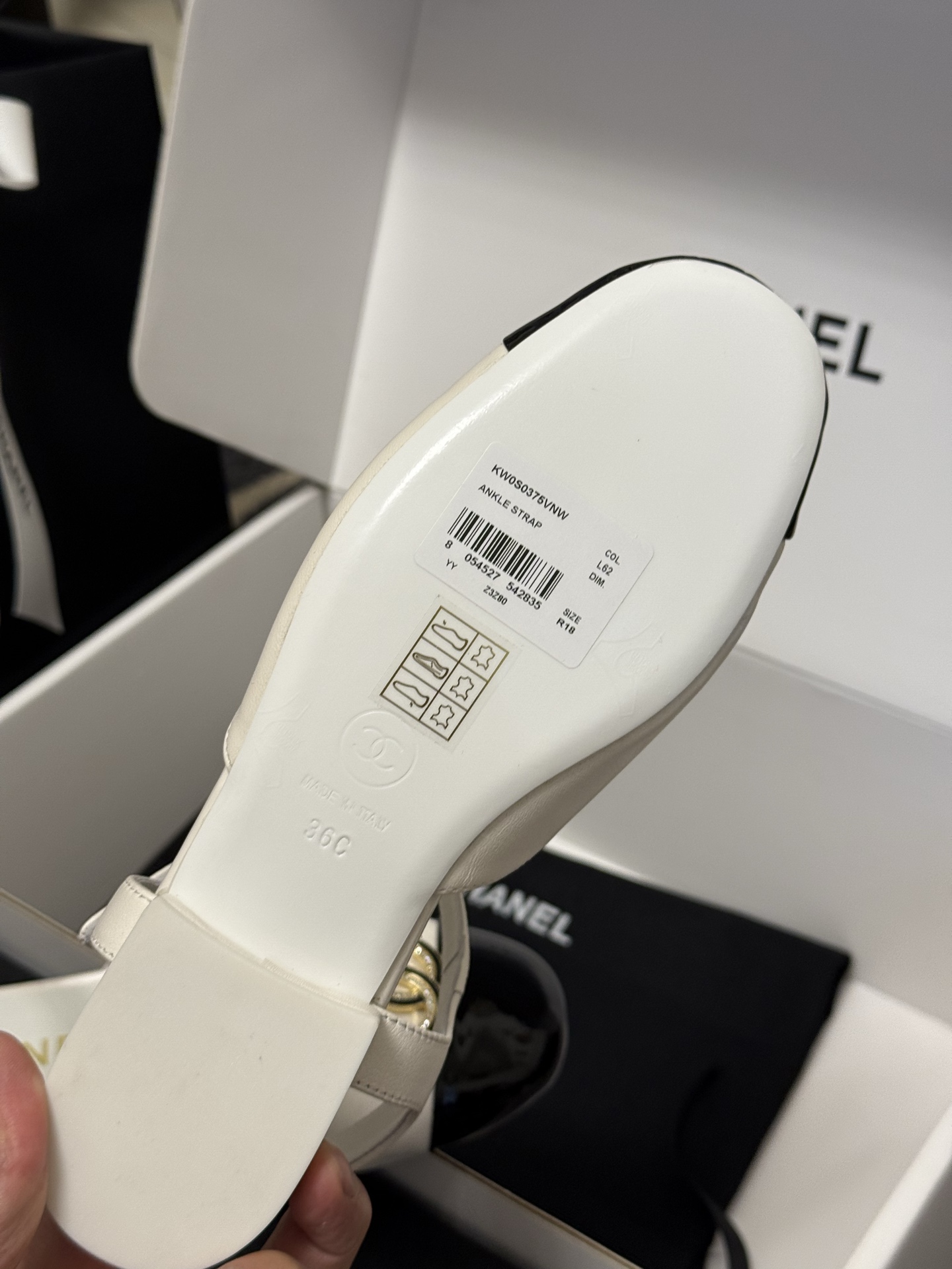 
chanel 玛丽珍鞋
小香25春夏 玛丽珍，可爱爆表单品
小羊皮材料，双c logo精致大方的
羊皮