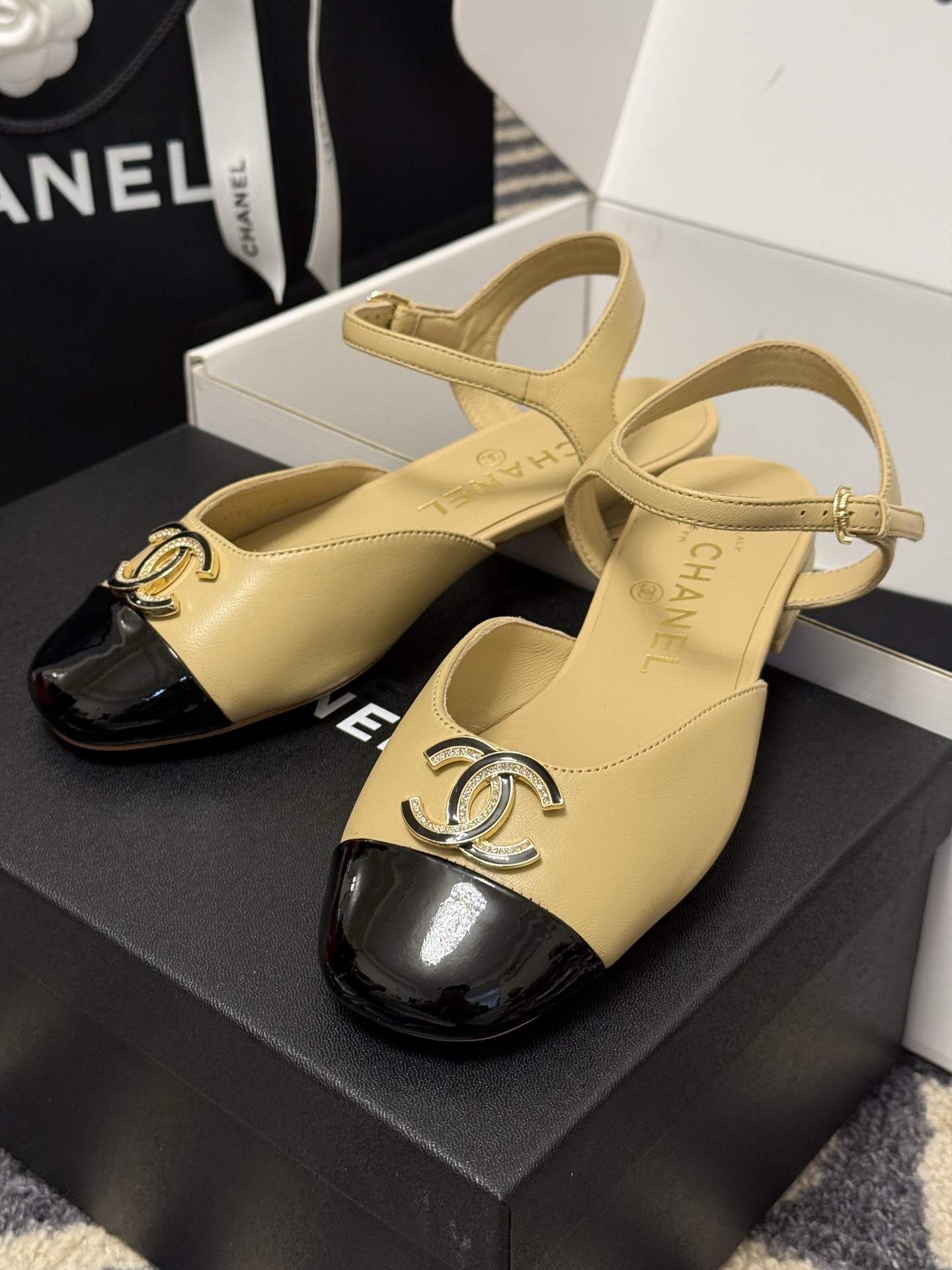 
chanel 玛丽珍鞋
小香25春夏 玛丽珍，可爱爆表单品
小羊皮材料，双c logo精致大方的
羊皮