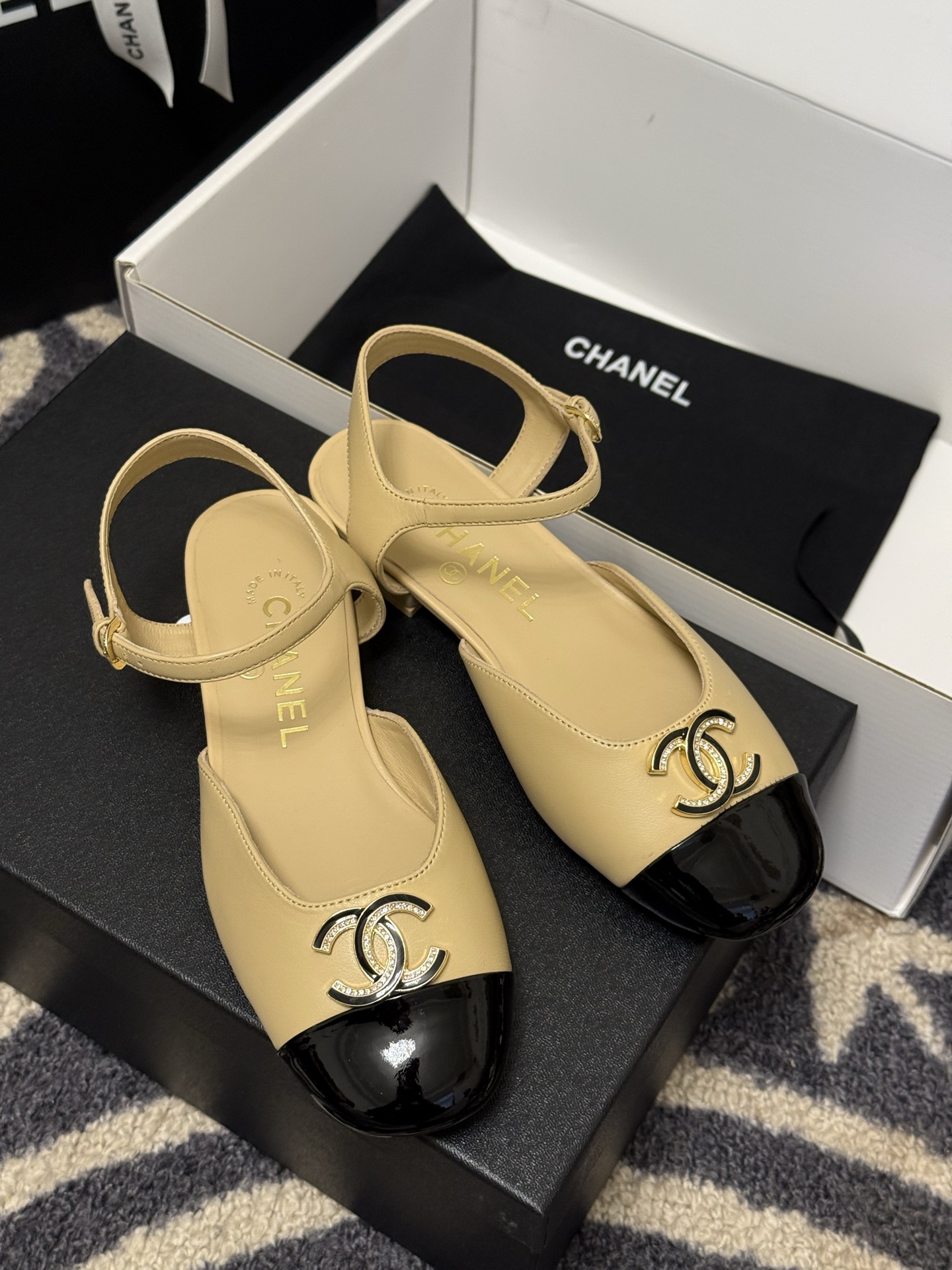 
chanel 玛丽珍鞋
小香25春夏 玛丽珍，可爱爆表单品
小羊皮材料，双c logo精致大方的
羊皮