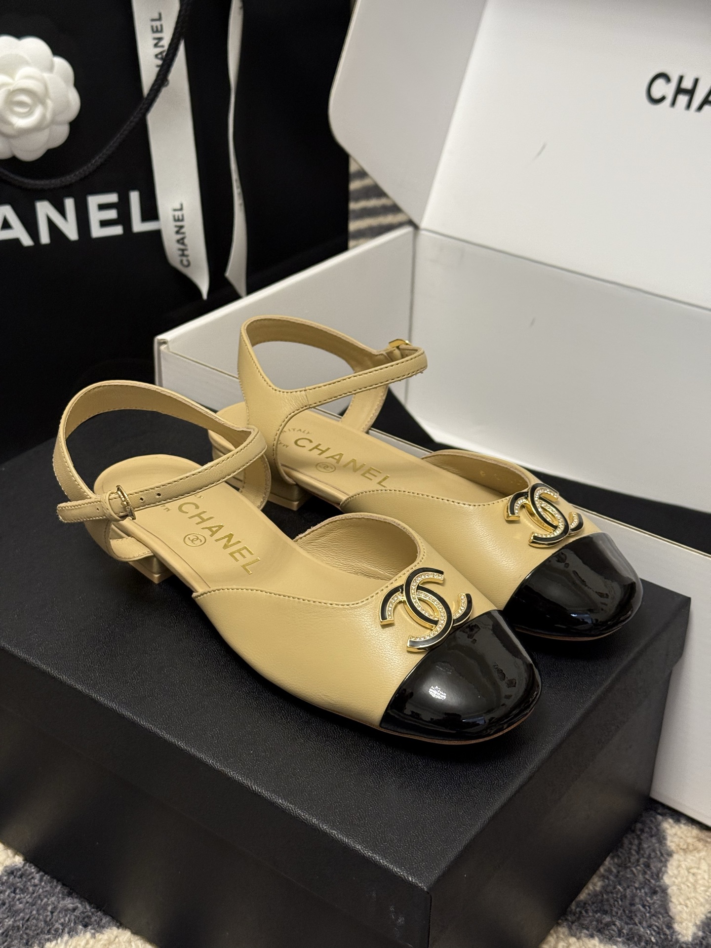 
chanel 玛丽珍鞋
小香25春夏 玛丽珍，可爱爆表单品
小羊皮材料，双c logo精致大方的
羊皮