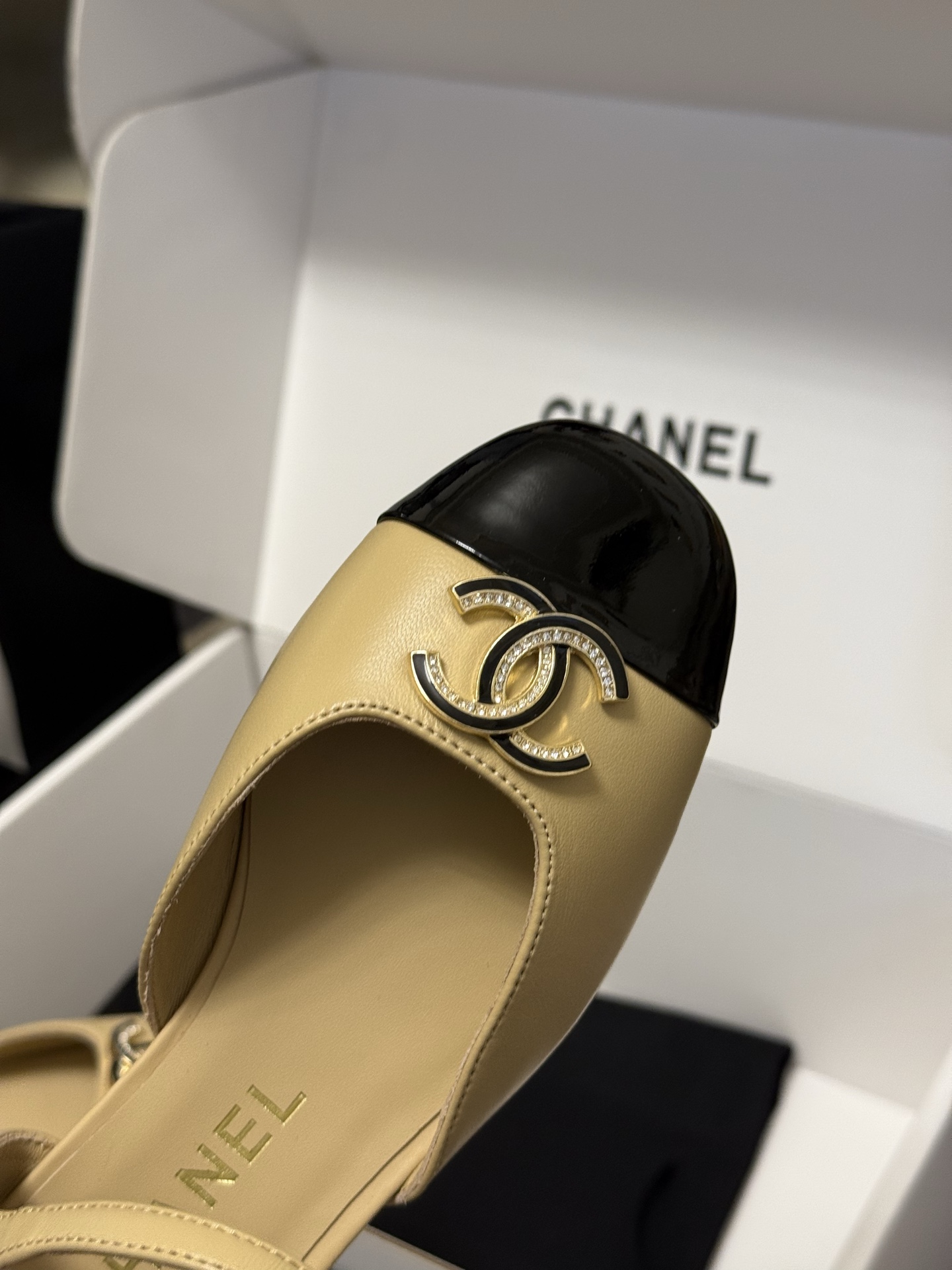 
chanel 玛丽珍鞋
小香25春夏 玛丽珍，可爱爆表单品
小羊皮材料，双c logo精致大方的
羊皮