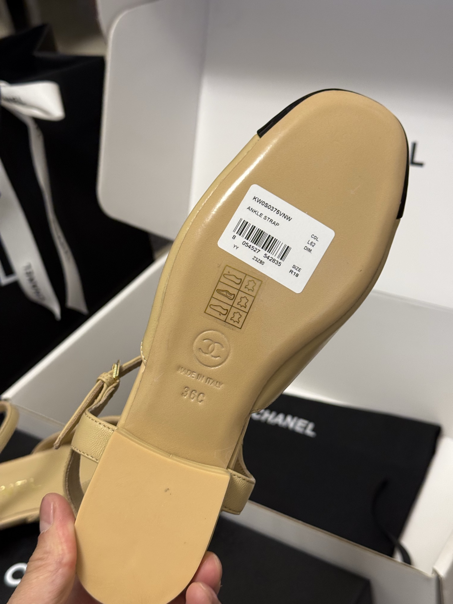 
chanel 玛丽珍鞋
小香25春夏 玛丽珍，可爱爆表单品
小羊皮材料，双c logo精致大方的
羊皮