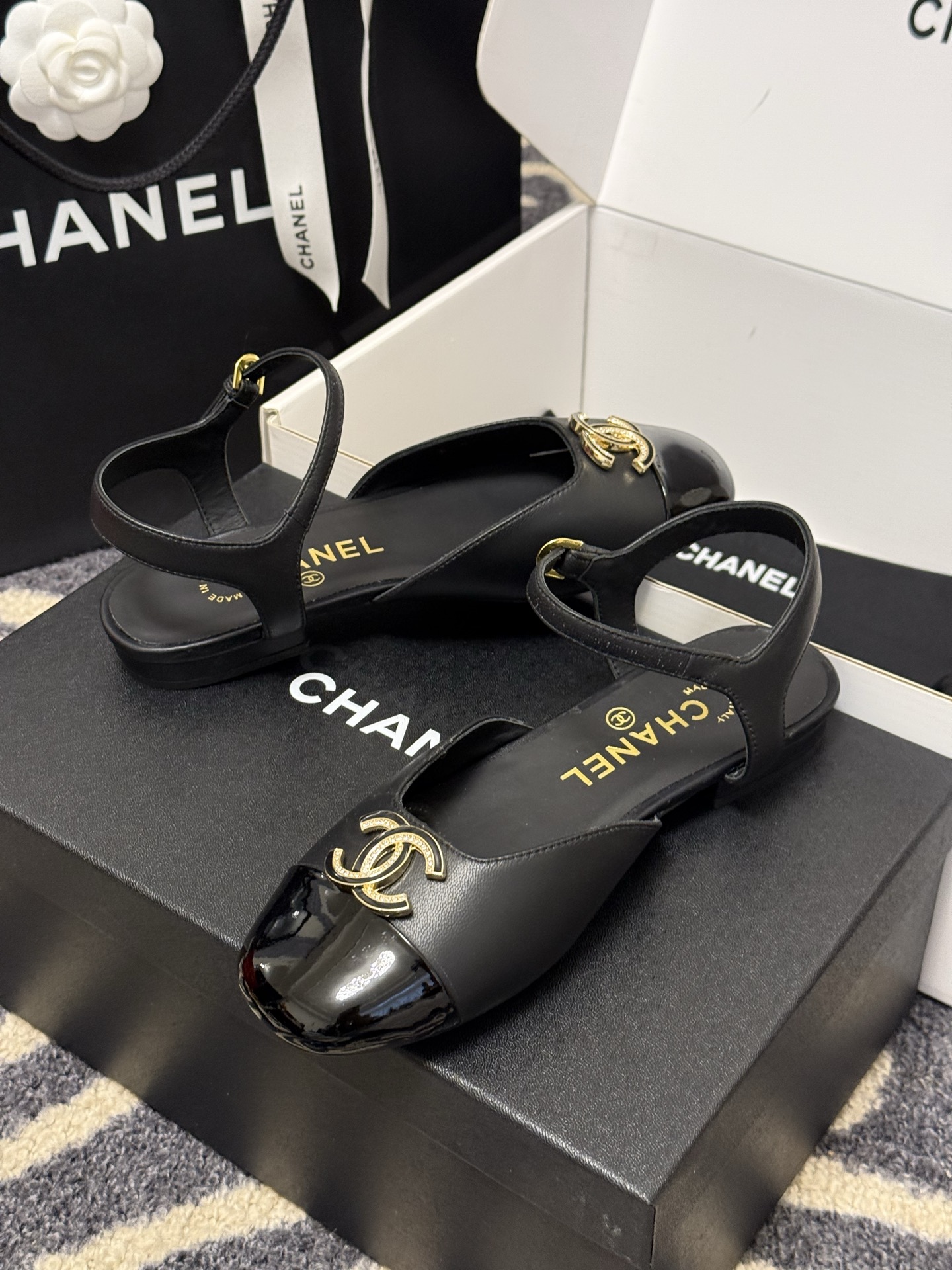 
chanel 玛丽珍鞋
小香25春夏 玛丽珍，可爱爆表单品
小羊皮材料，双c logo精致大方的
羊皮