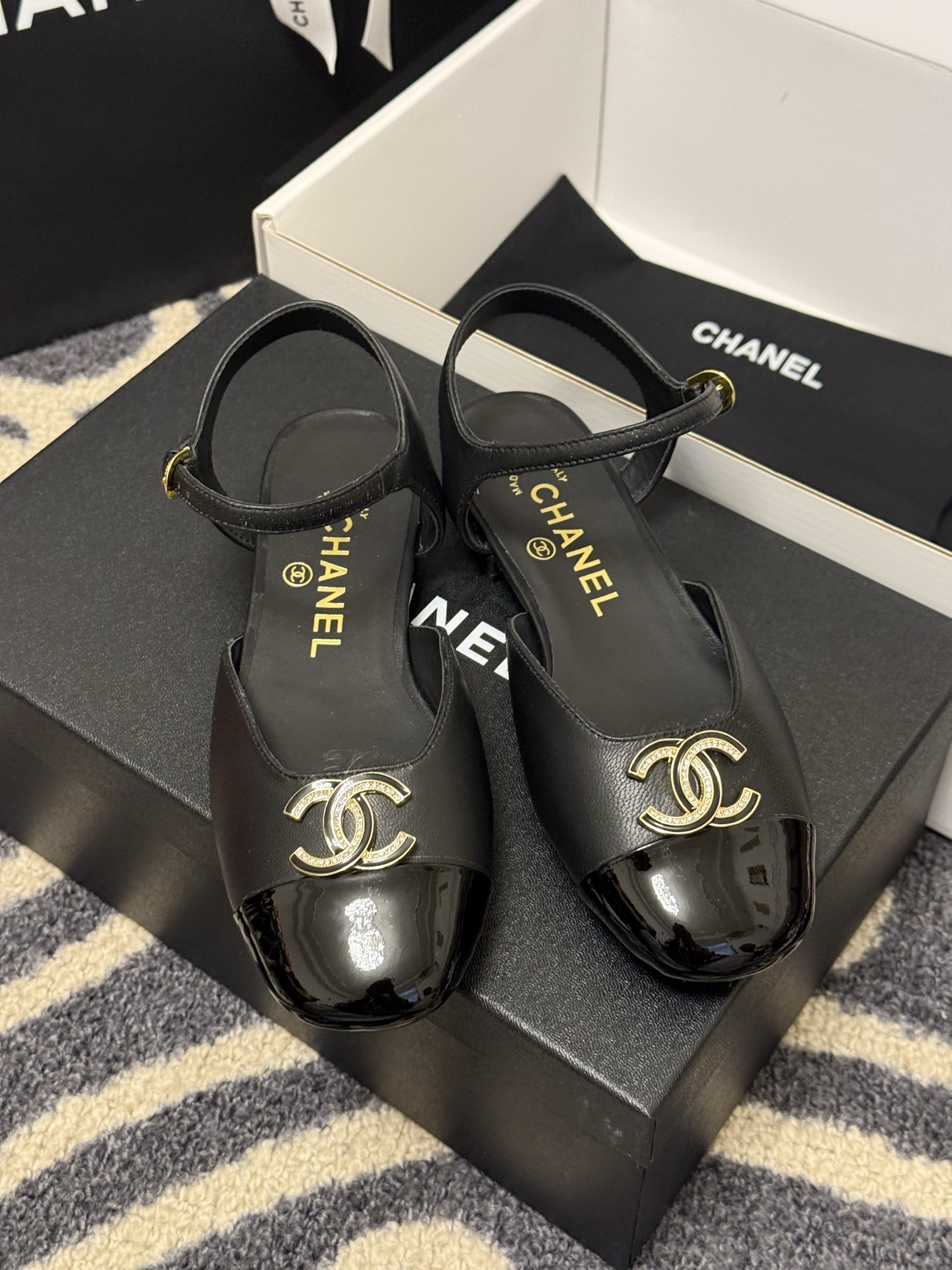 
chanel 玛丽珍鞋
小香25春夏 玛丽珍，可爱爆表单品
小羊皮材料，双c logo精致大方的
羊皮