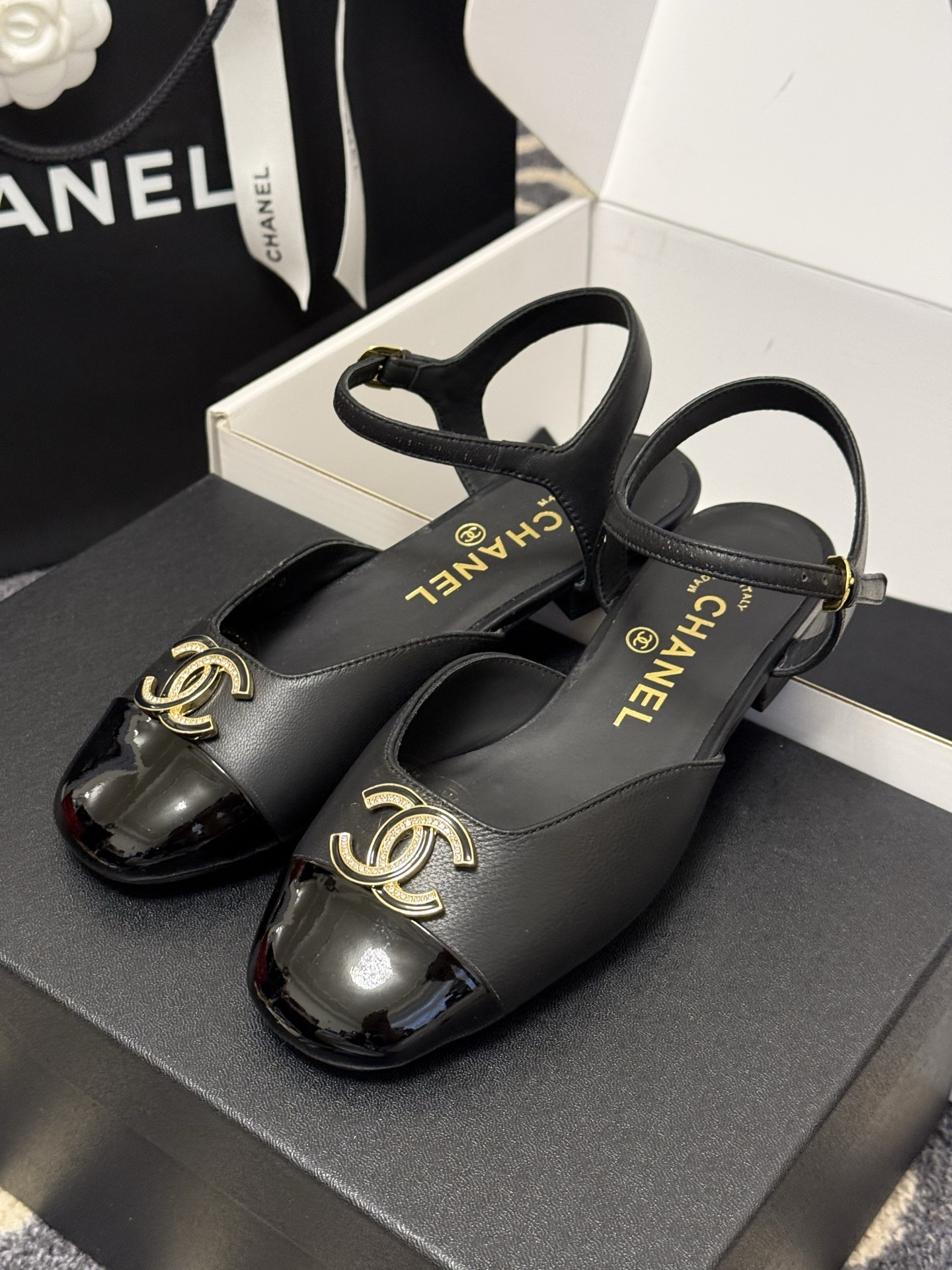
chanel 玛丽珍鞋
小香25春夏 玛丽珍，可爱爆表单品
小羊皮材料，双c logo精致大方的
羊皮