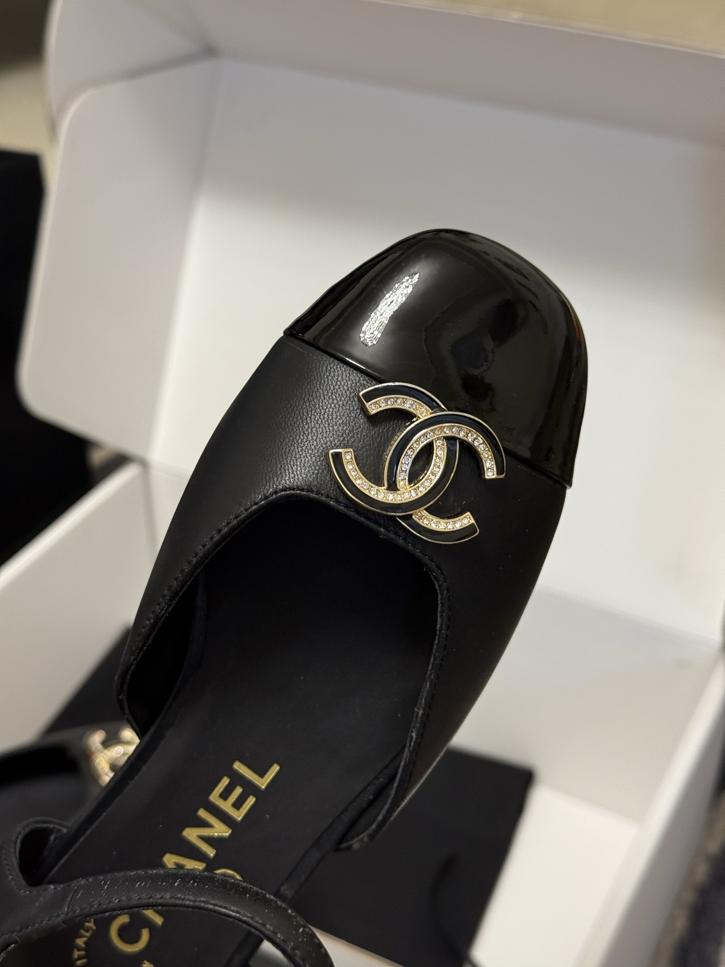 
chanel 玛丽珍鞋
小香25春夏 玛丽珍，可爱爆表单品
小羊皮材料，双c logo精致大方的
羊皮