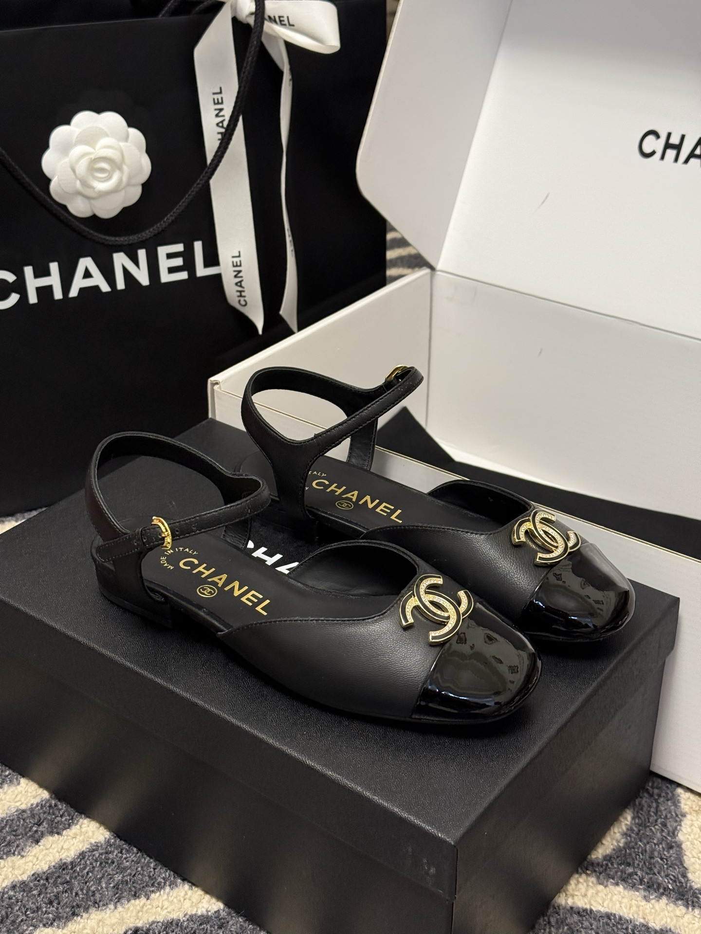 
chanel 玛丽珍鞋
小香25春夏 玛丽珍，可爱爆表单品
小羊皮材料，双c logo精致大方的
羊皮