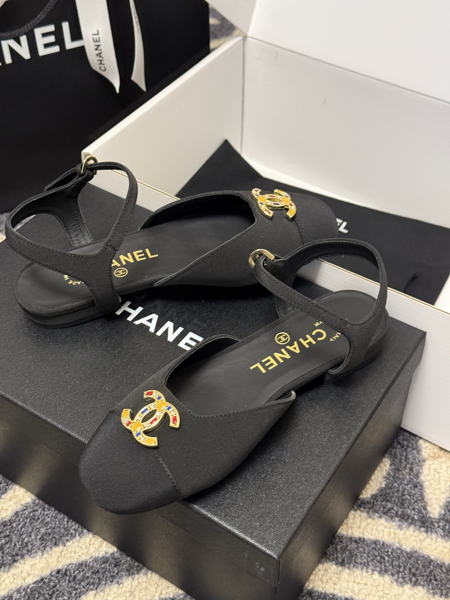 
chanel 玛丽珍鞋
小香25春夏 玛丽珍，可爱爆表单品
小羊皮材料，双c logo精致大方的
羊皮