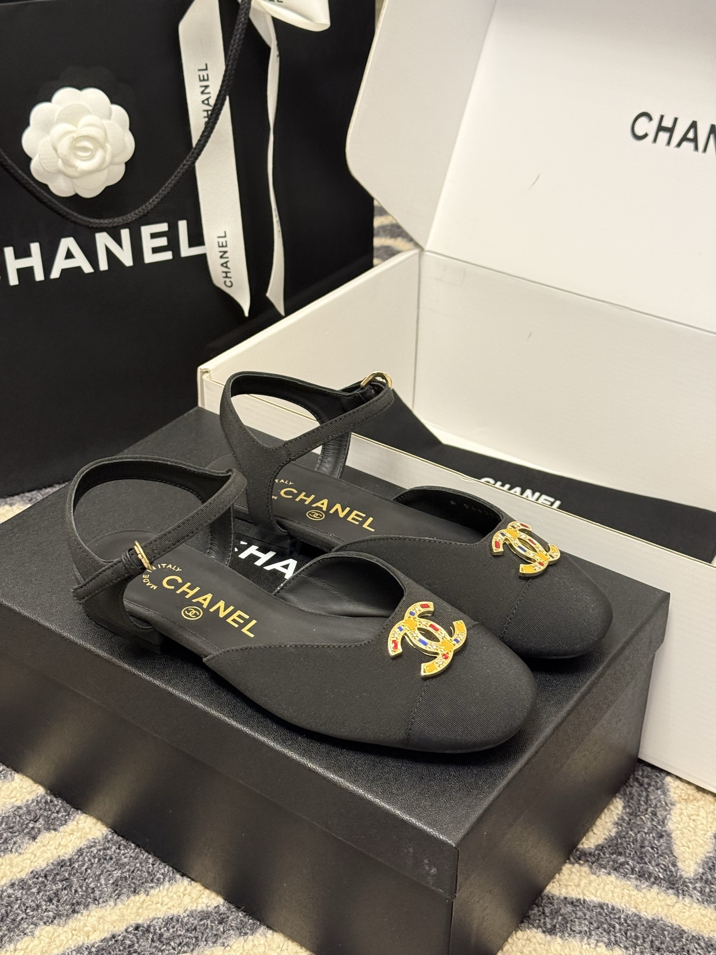
chanel 玛丽珍鞋
小香25春夏 玛丽珍，可爱爆表单品
小羊皮材料，双c logo精致大方的
羊皮