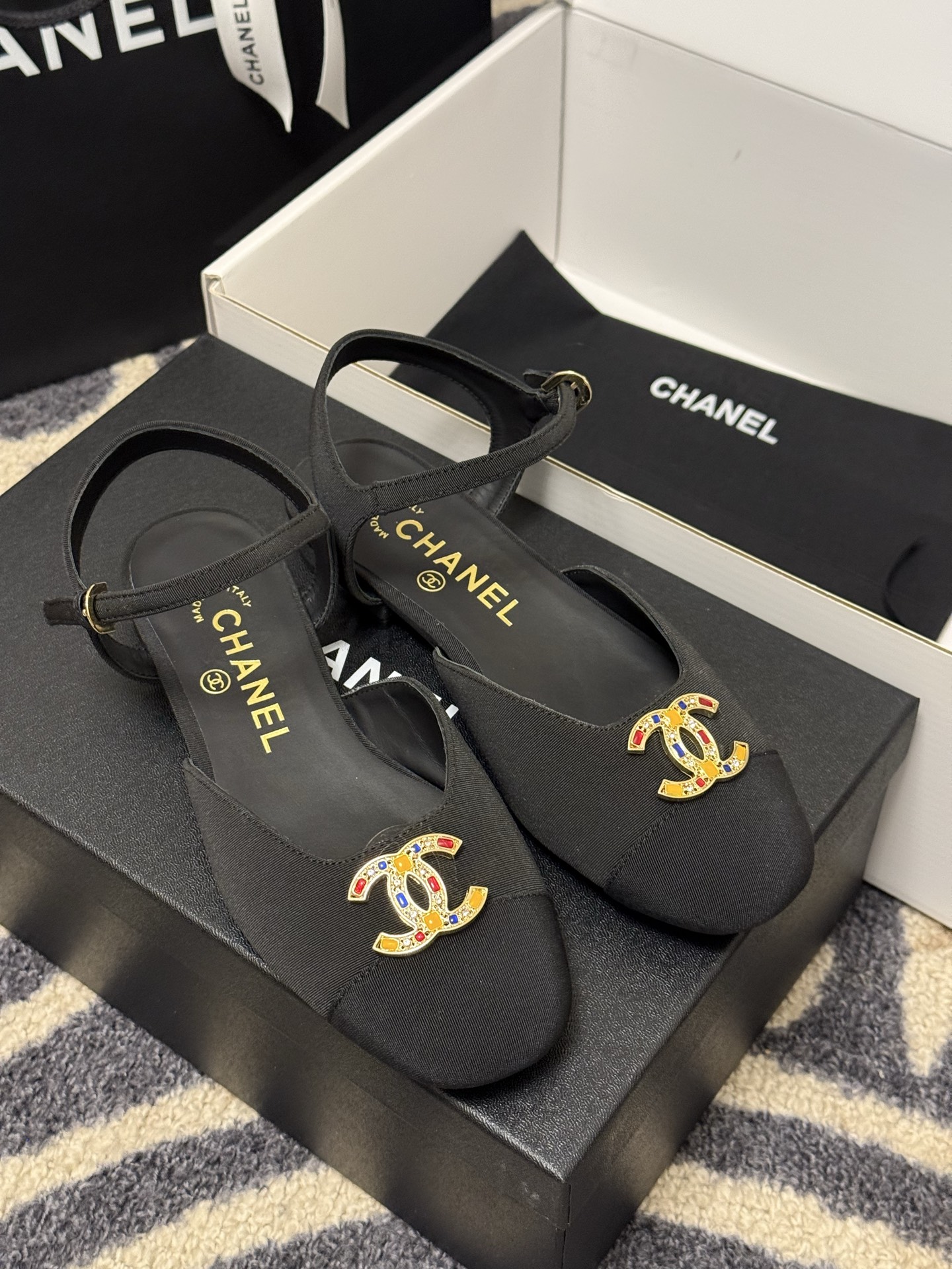 
chanel 玛丽珍鞋
小香25春夏 玛丽珍，可爱爆表单品
小羊皮材料，双c logo精致大方的
羊皮