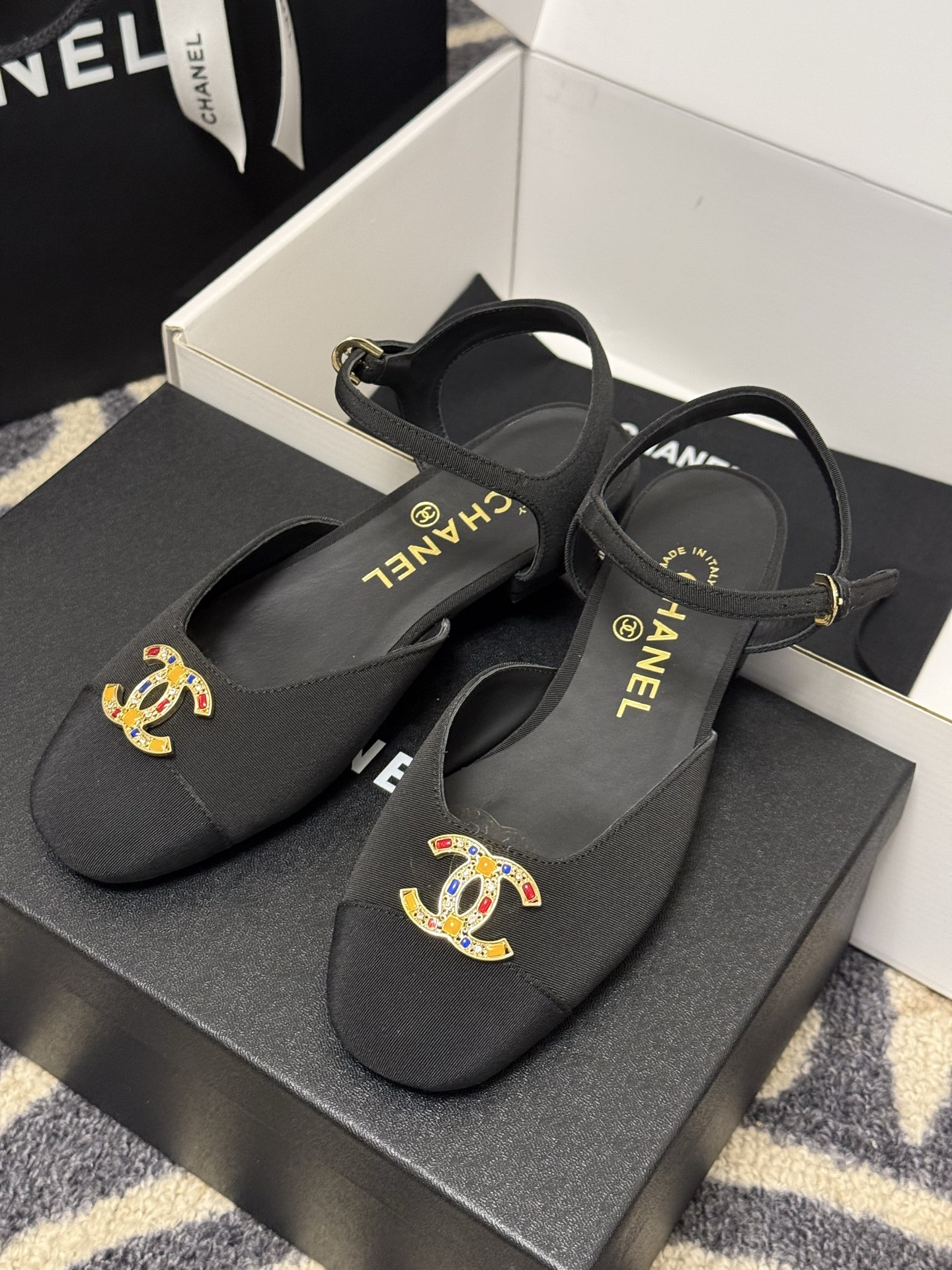 
chanel 玛丽珍鞋
小香25春夏 玛丽珍，可爱爆表单品
小羊皮材料，双c logo精致大方的
羊皮