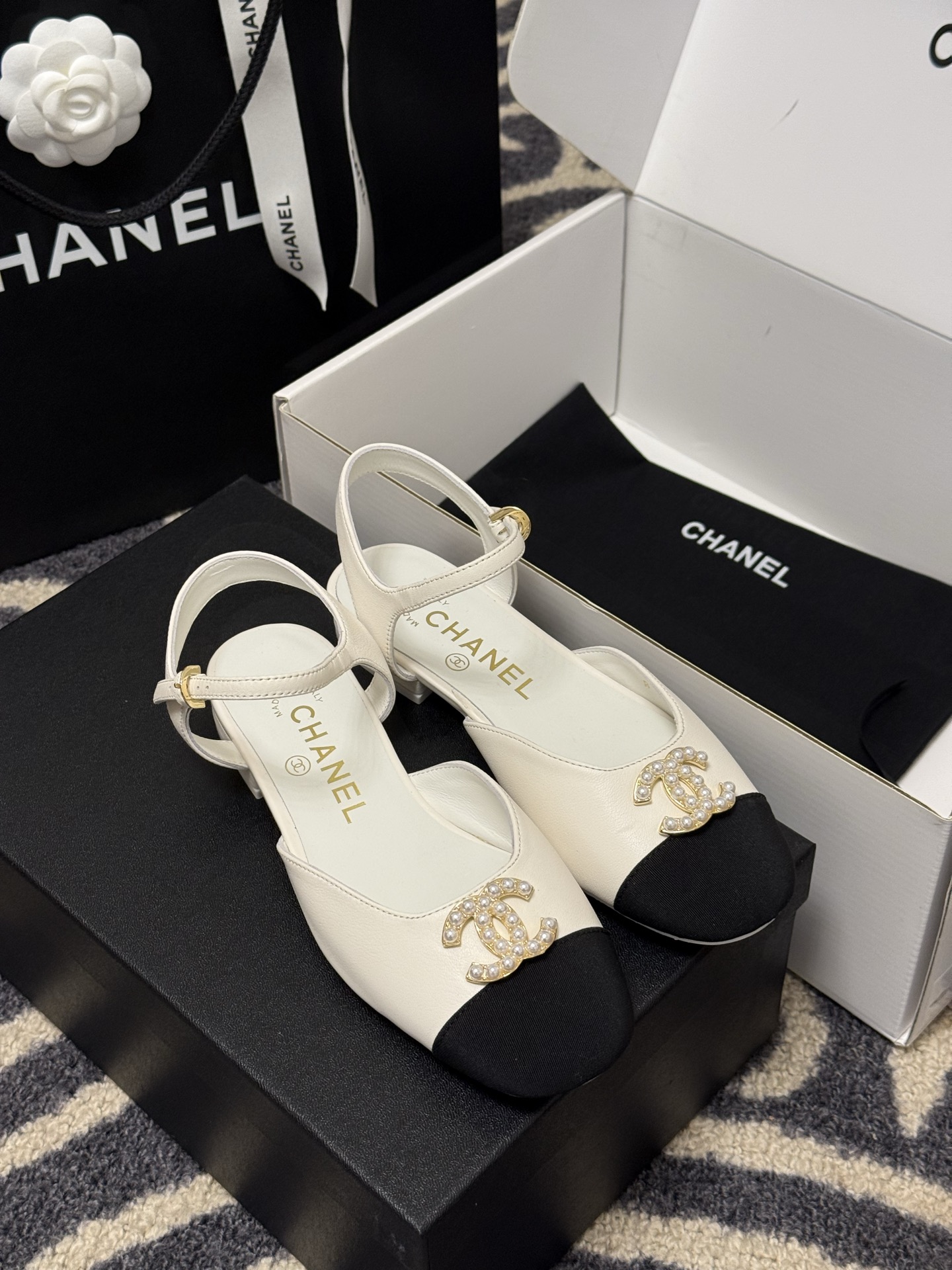 
chanel 玛丽珍鞋
小香25春夏 玛丽珍，可爱爆表单品
小羊皮材料，双c logo精致大方的
羊皮