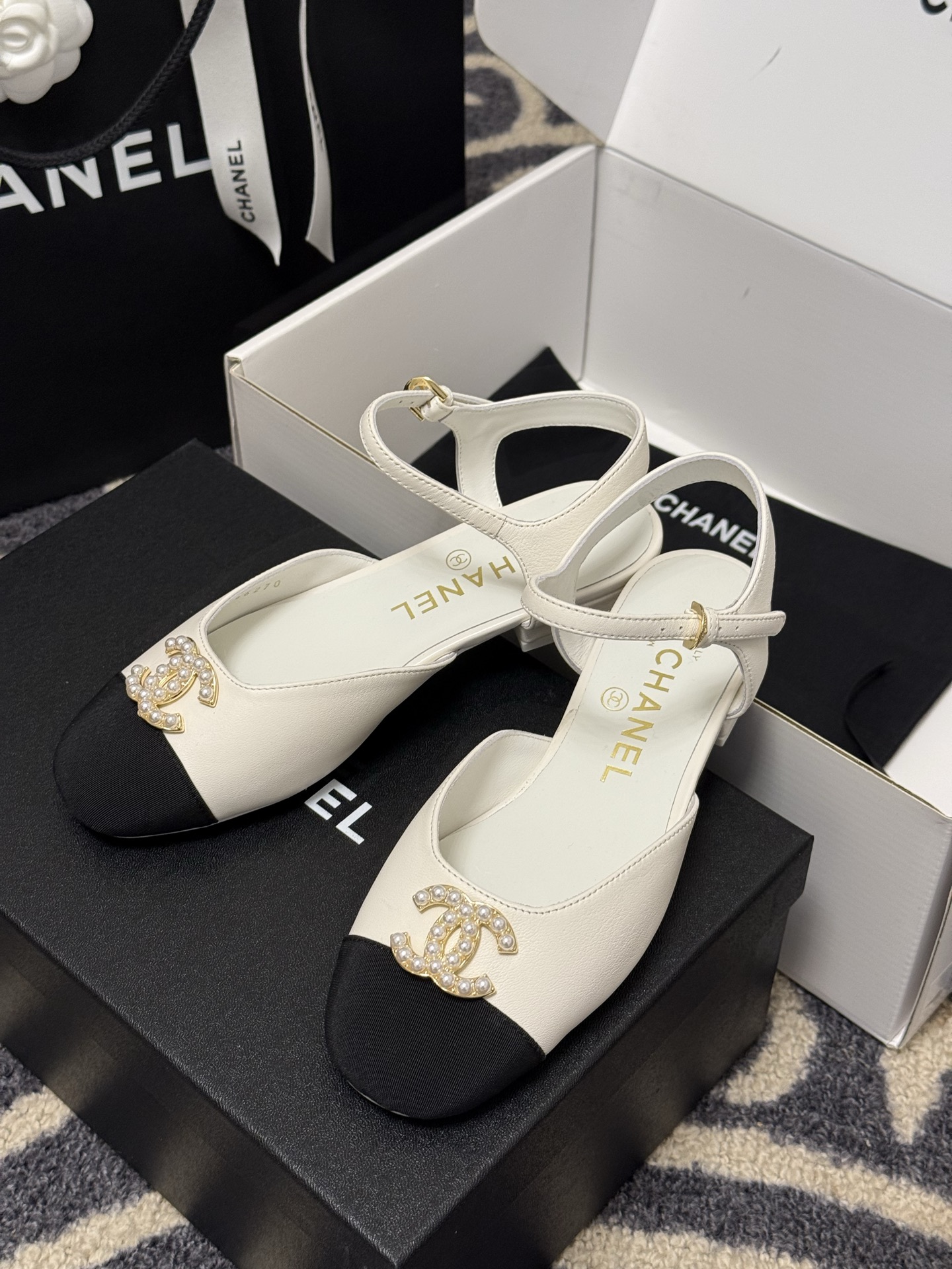 
chanel 玛丽珍鞋
小香25春夏 玛丽珍，可爱爆表单品
小羊皮材料，双c logo精致大方的
羊皮