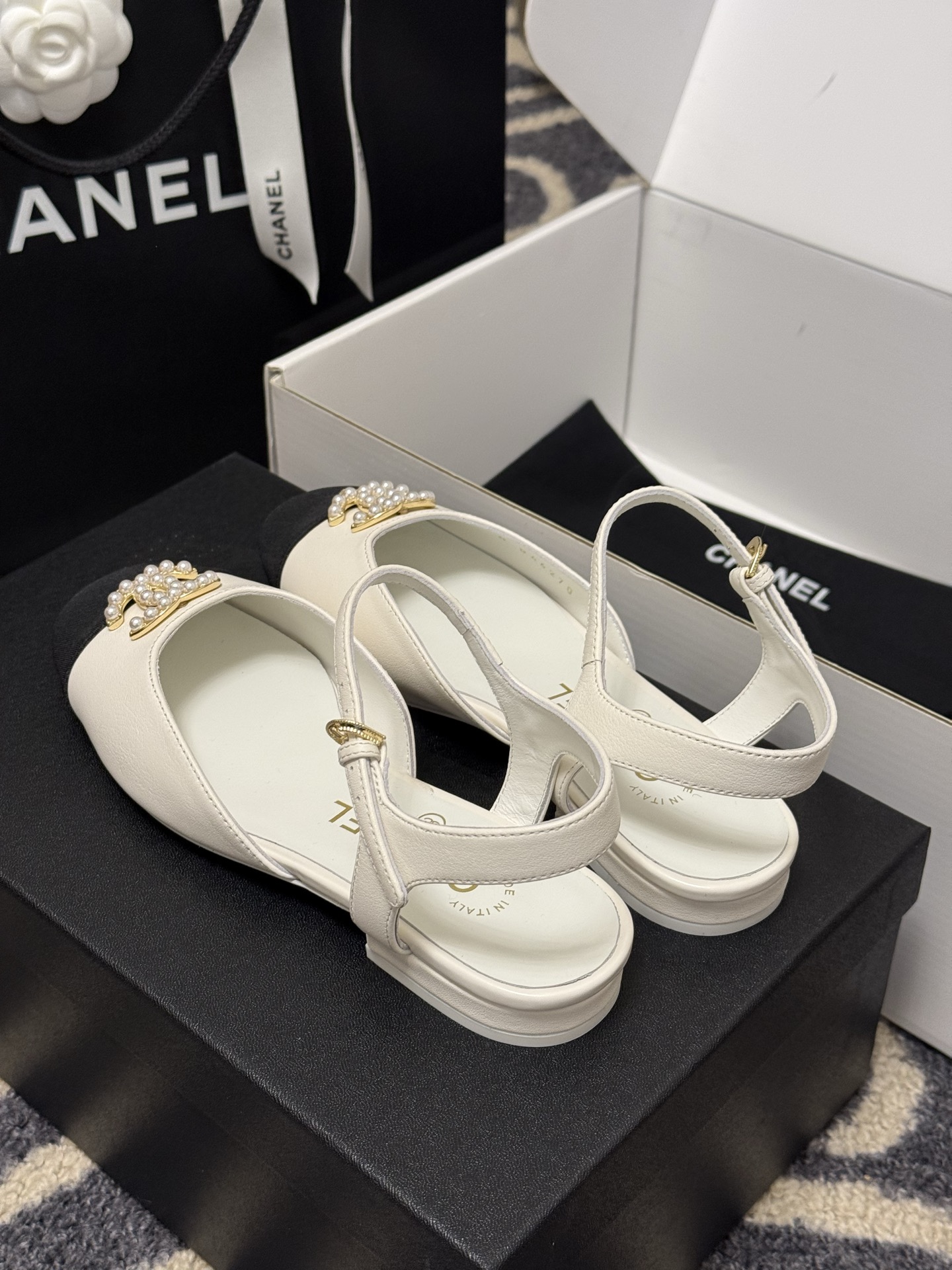 
chanel 玛丽珍鞋
小香25春夏 玛丽珍，可爱爆表单品
小羊皮材料，双c logo精致大方的
羊皮