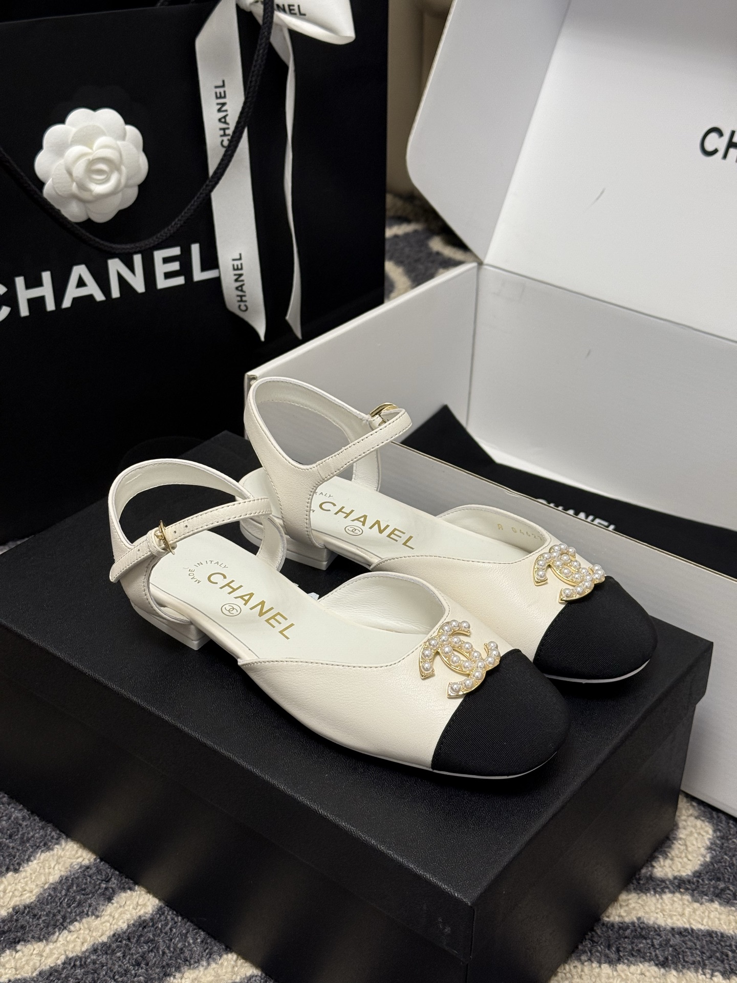 
chanel 玛丽珍鞋
小香25春夏 玛丽珍，可爱爆表单品
小羊皮材料，双c logo精致大方的
羊皮