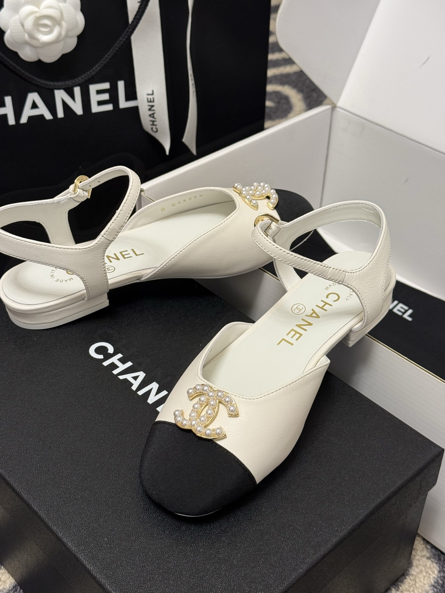 
chanel 玛丽珍鞋
小香25春夏 玛丽珍，可爱爆表单品
小羊皮材料，双c logo精致大方的
羊皮