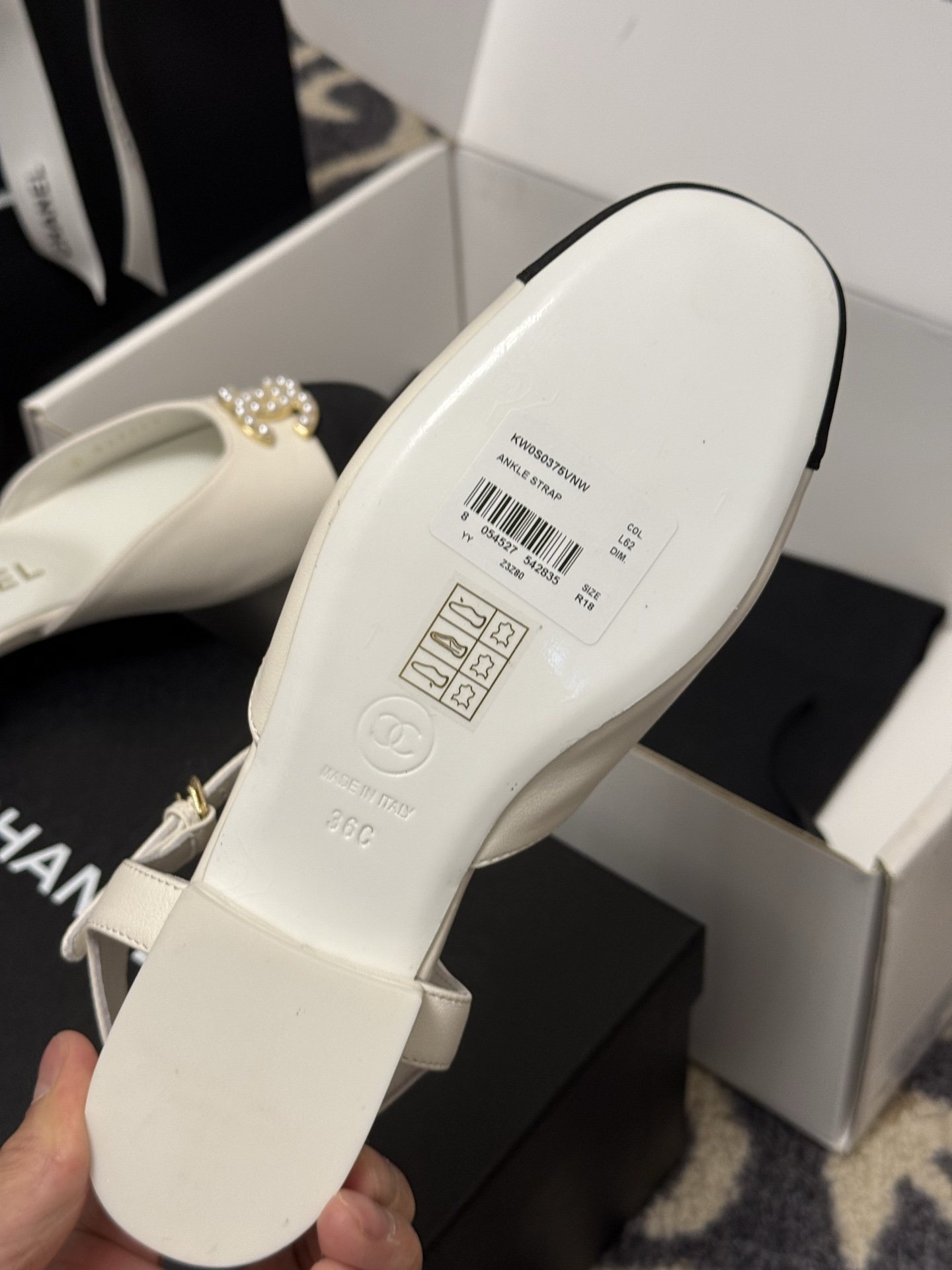 
chanel 玛丽珍鞋
小香25春夏 玛丽珍，可爱爆表单品
小羊皮材料，双c logo精致大方的
羊皮