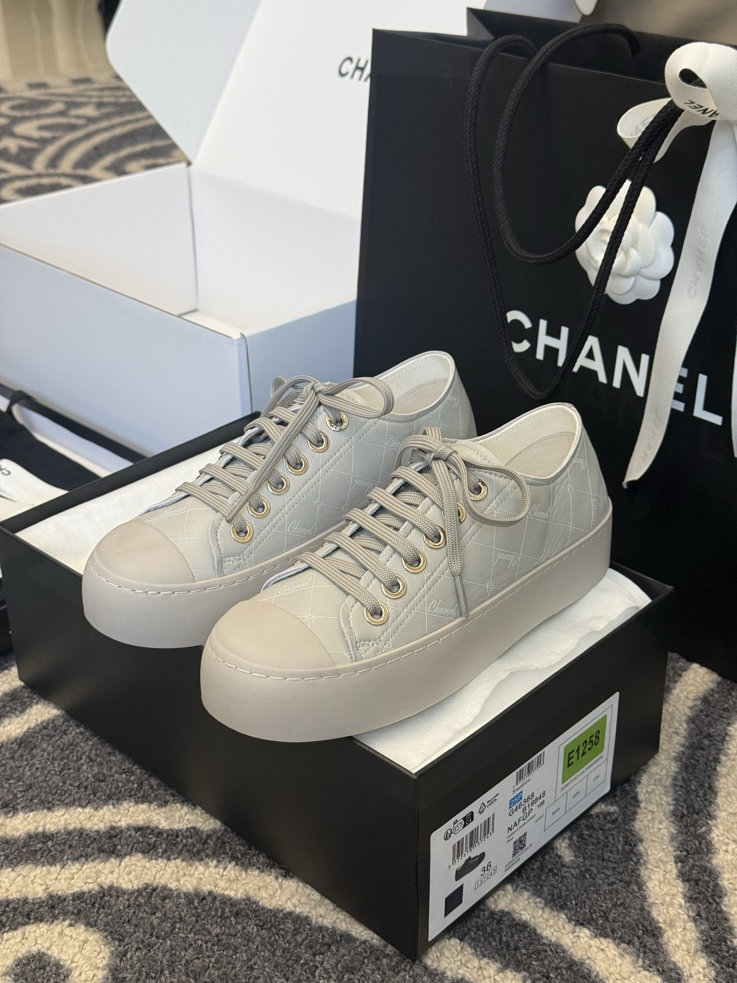 
chanel ss25 new arrival-～
小香25春夏 大头鞋新品！
小羊皮材质的，很软的鞋