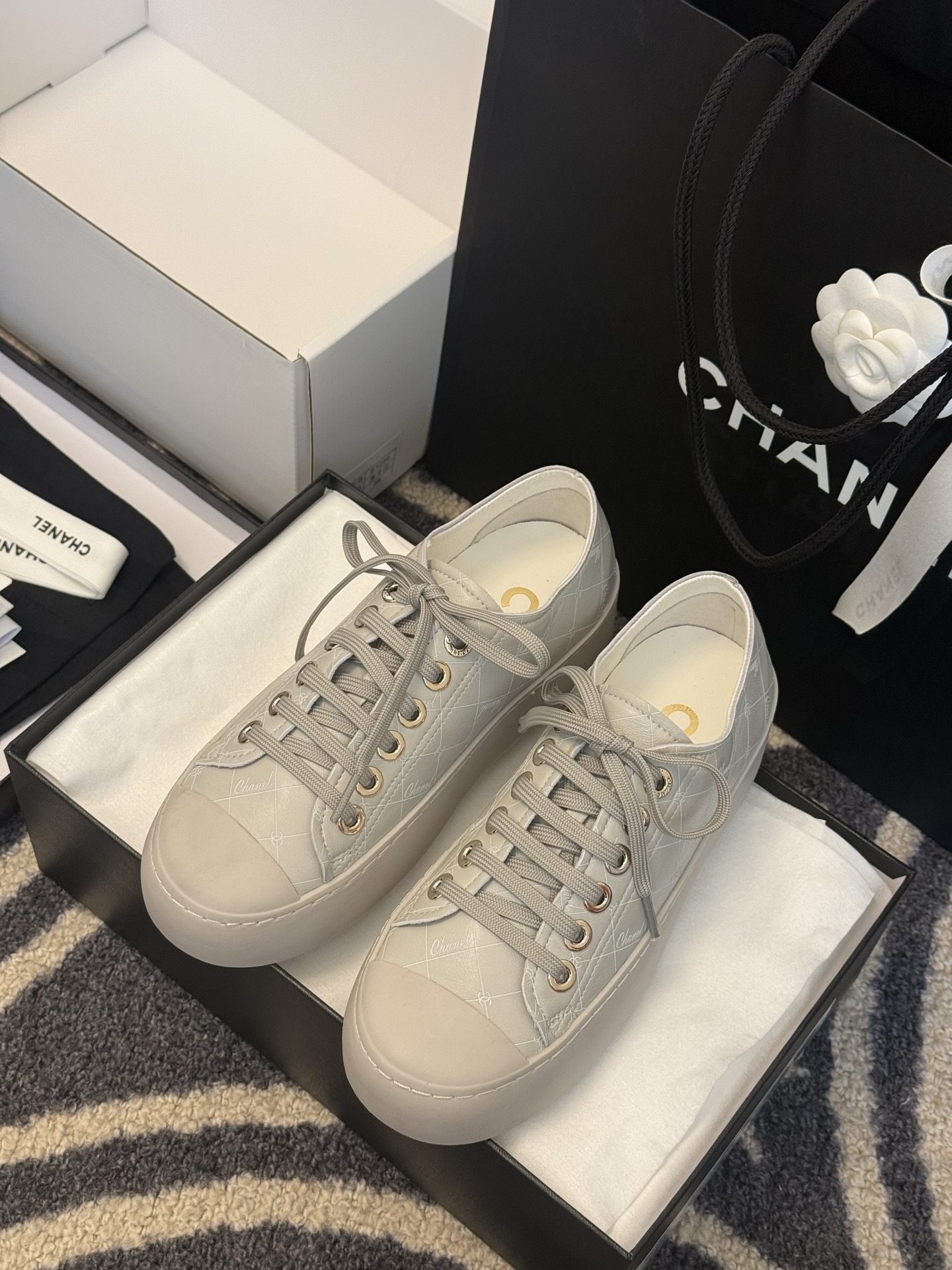 
chanel ss25 new arrival-～
小香25春夏 大头鞋新品！
小羊皮材质的，很软的鞋