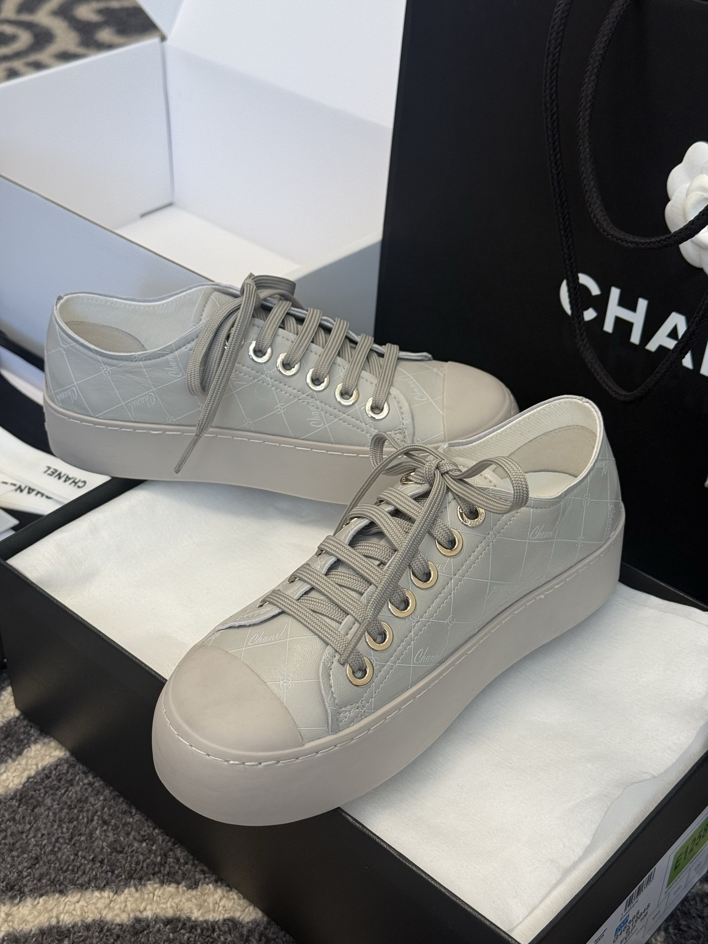 
chanel ss25 new arrival-～
小香25春夏 大头鞋新品！
小羊皮材质的，很软的鞋