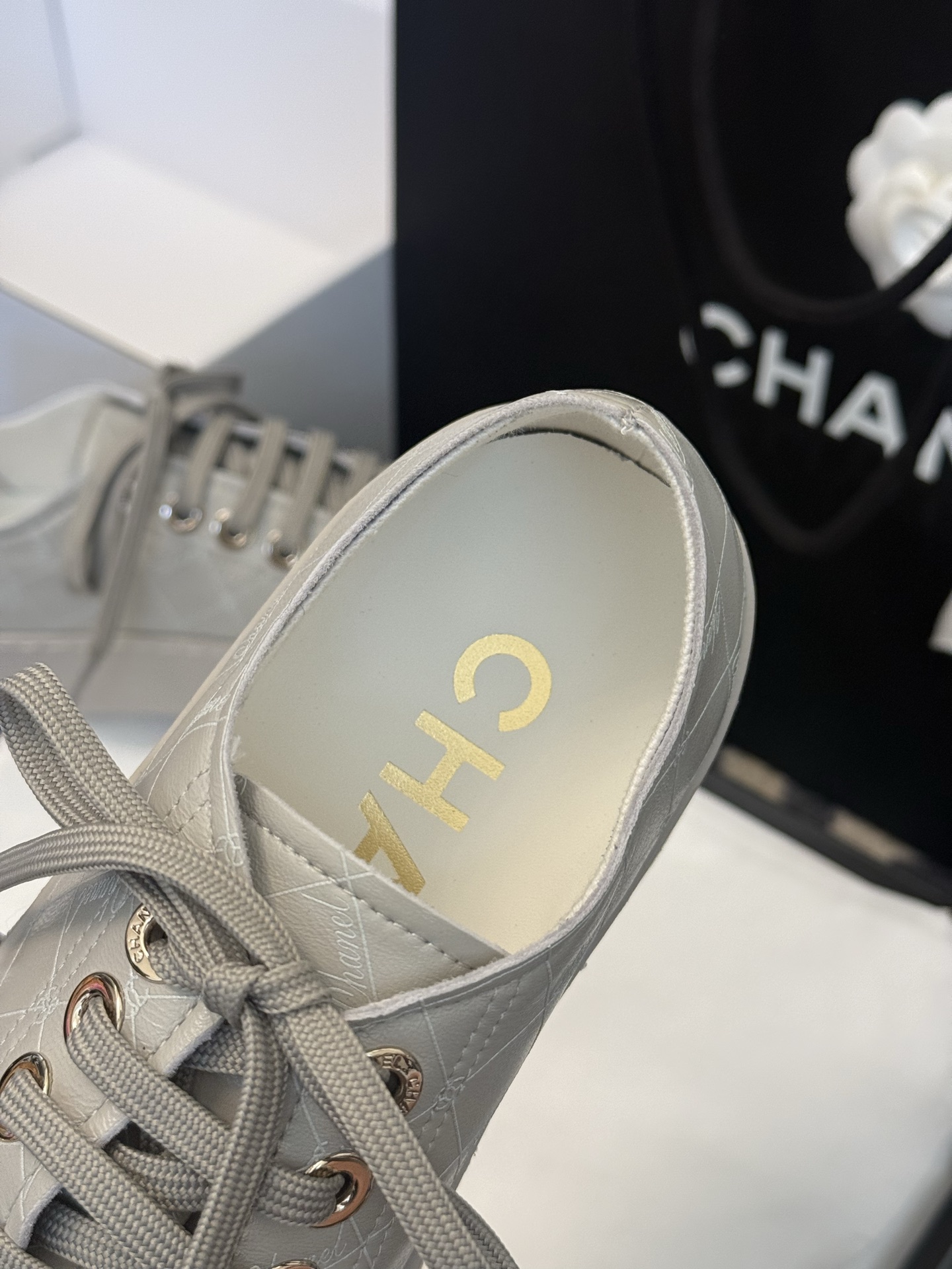 
chanel ss25 new arrival-～
小香25春夏 大头鞋新品！
小羊皮材质的，很软的鞋
