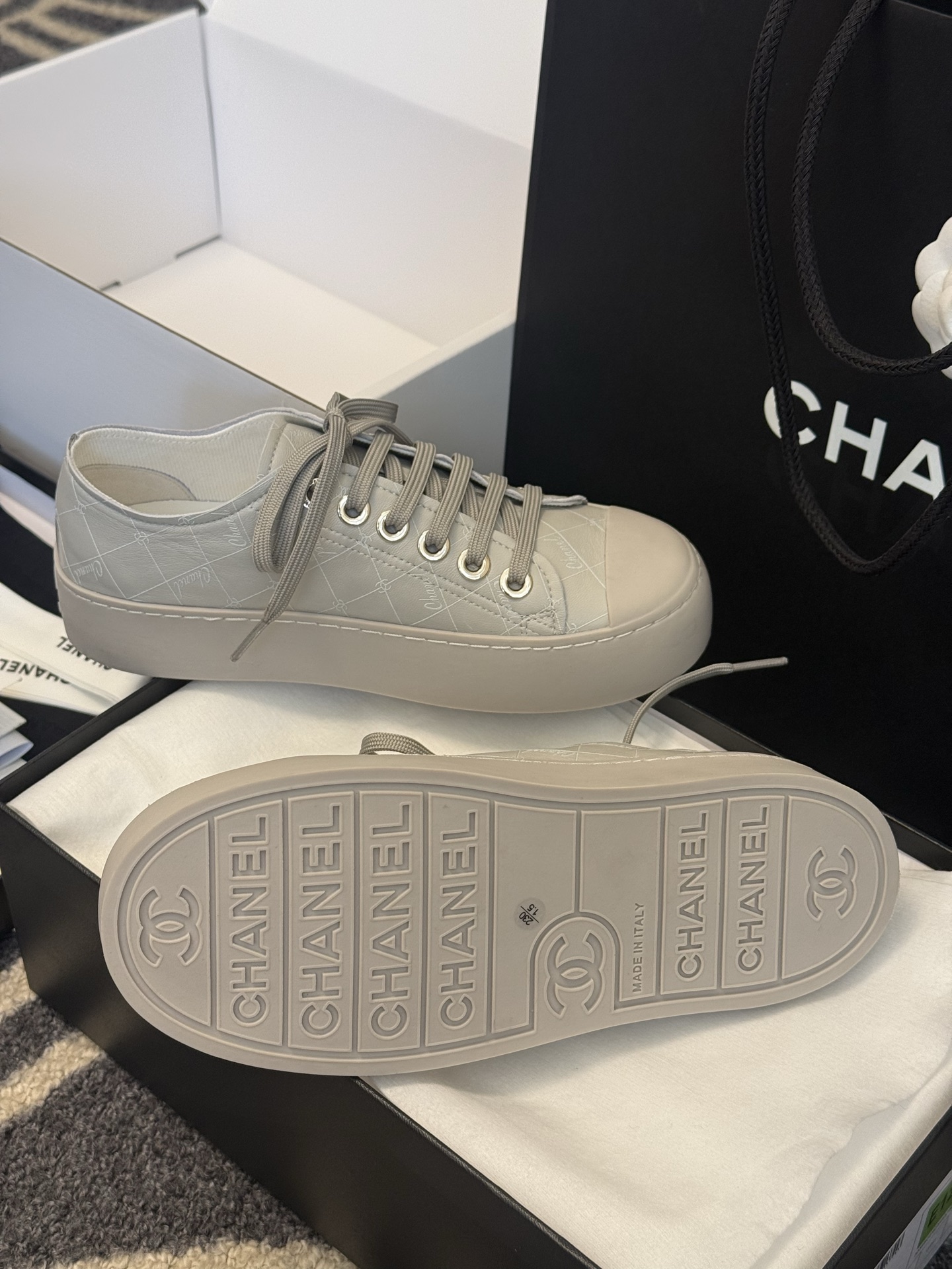 
chanel ss25 new arrival-～
小香25春夏 大头鞋新品！
小羊皮材质的，很软的鞋