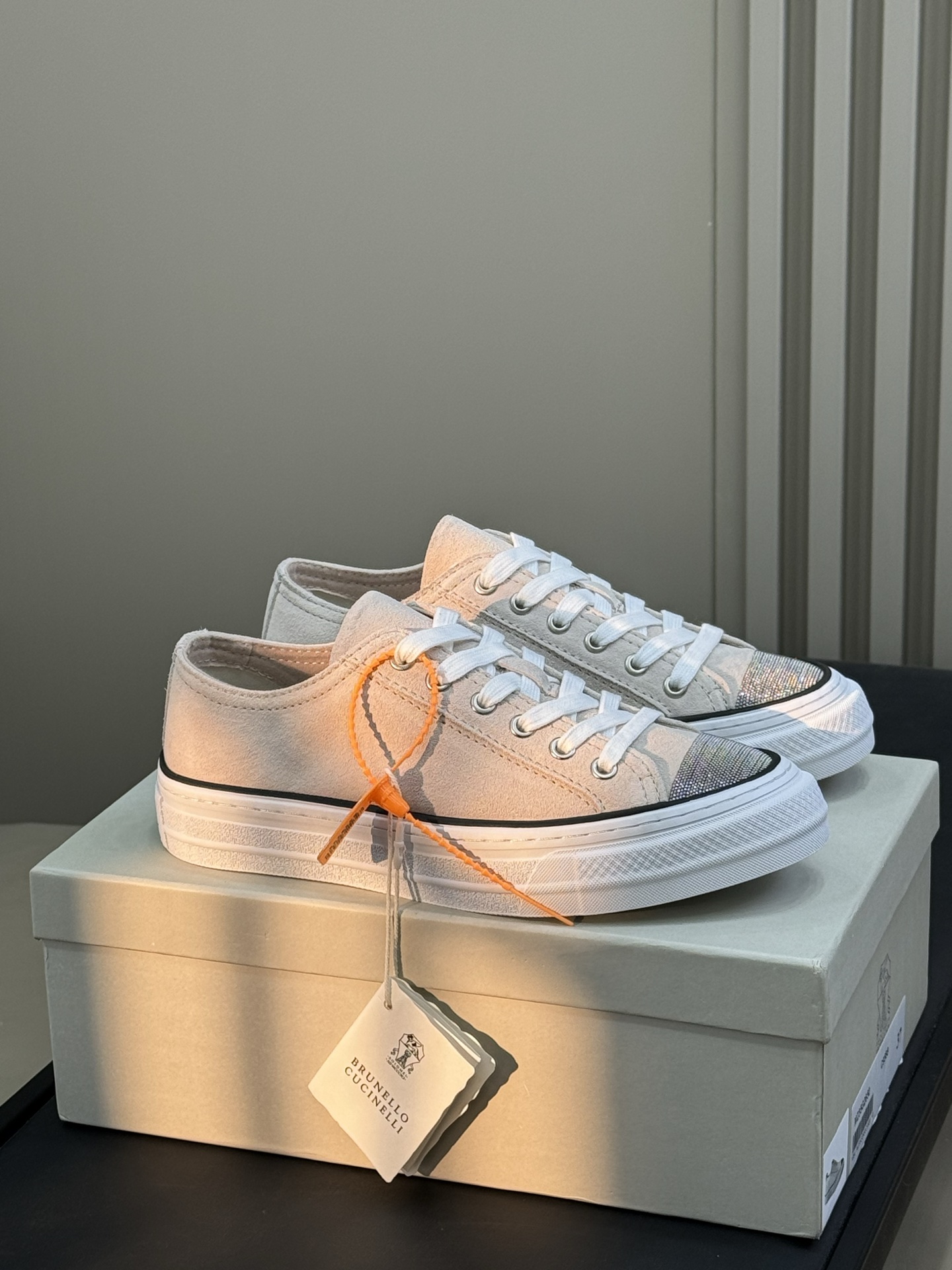 Brunello Cucinelli klassieke sneakers van suède leer en katoenen breisel, old money quiet luxury, lichtgewicht rubberen zool