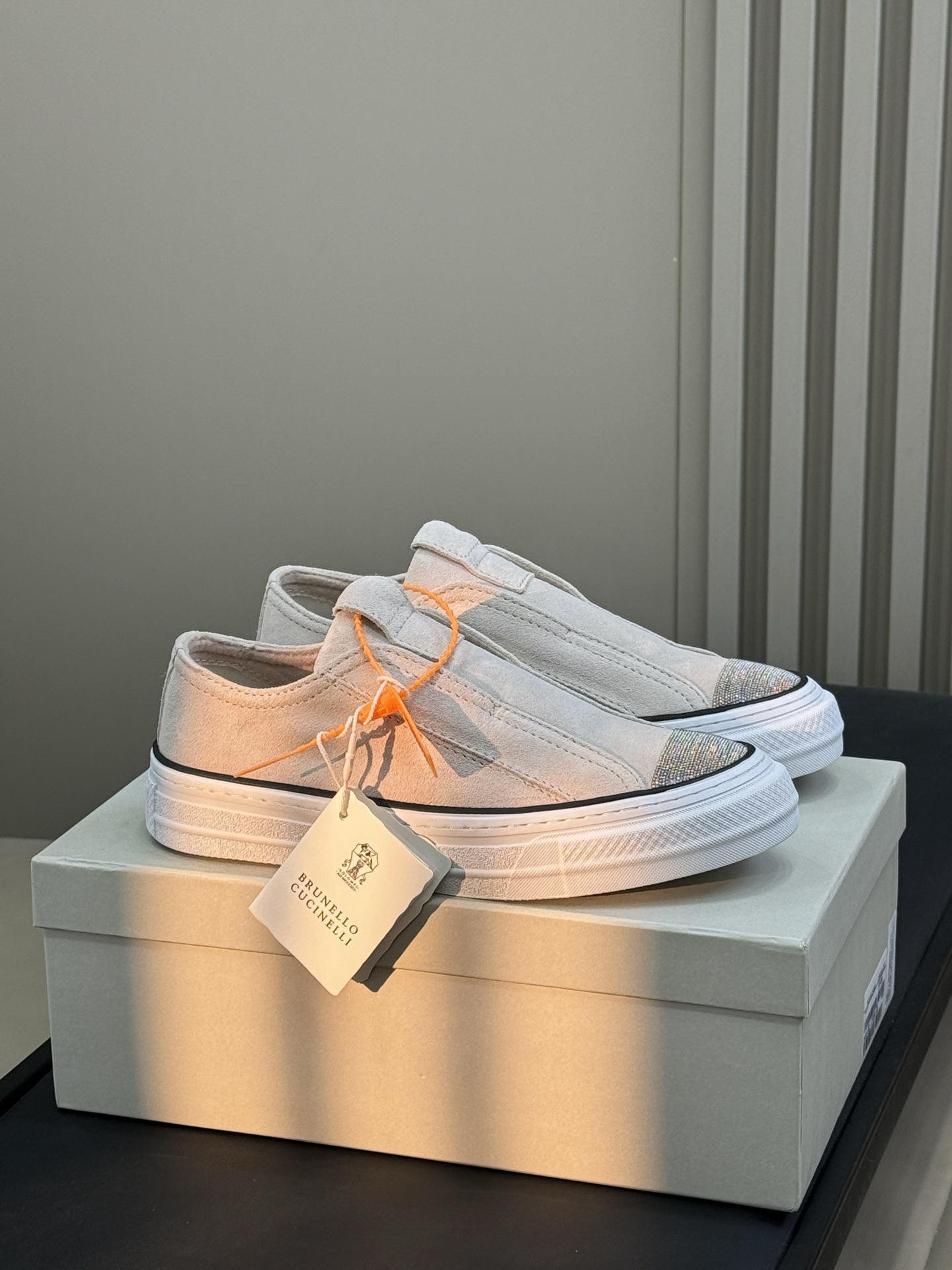 Brunello Cucinelli klassieke sneakers van suède leer en katoenen breisel, old money quiet luxury, lichtgewicht rubberen zool