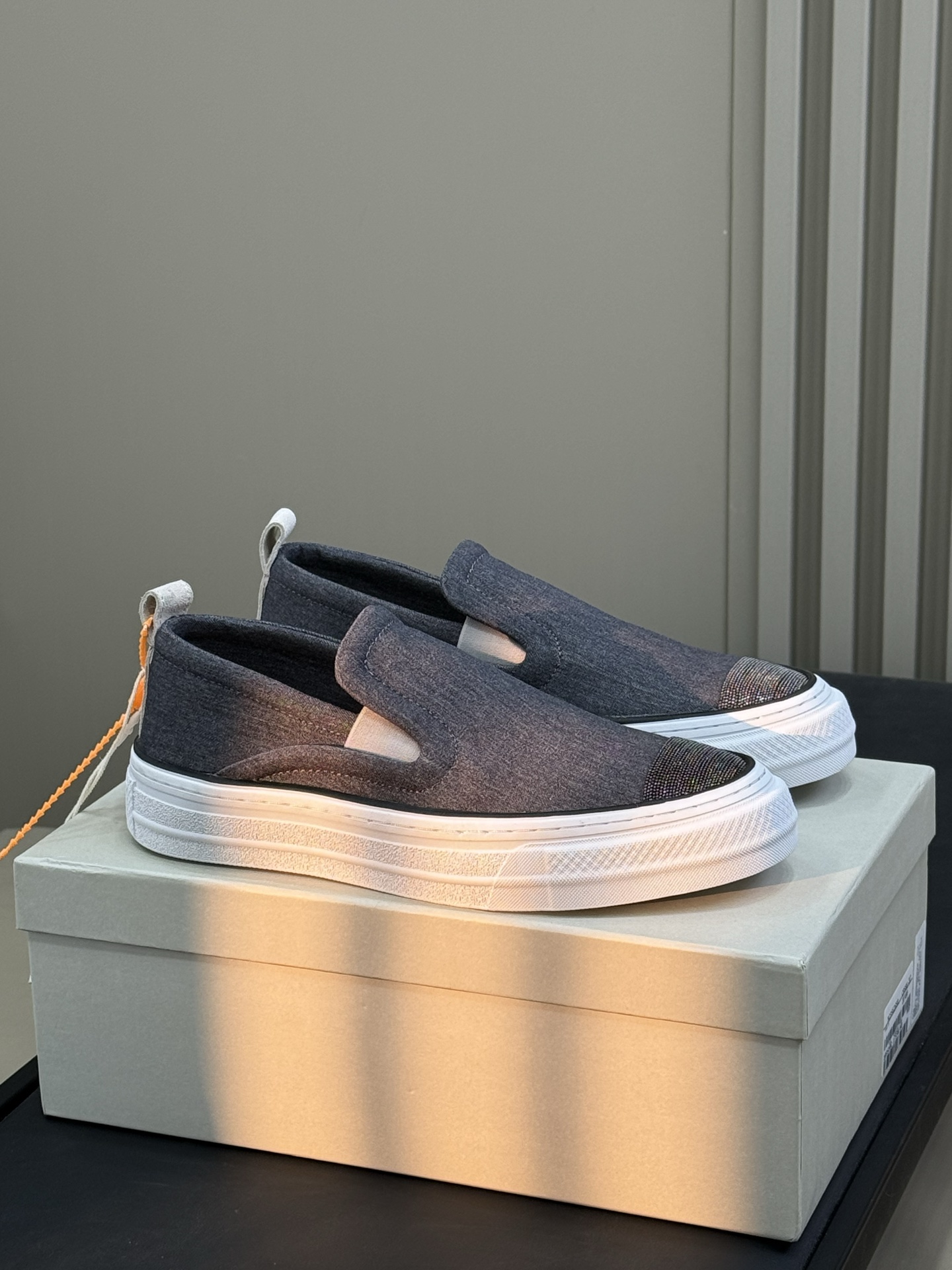 Brunello Cucinelli klassieke sneakers van suède leer en katoenen breisel, old money quiet luxury, lichtgewicht rubberen zool