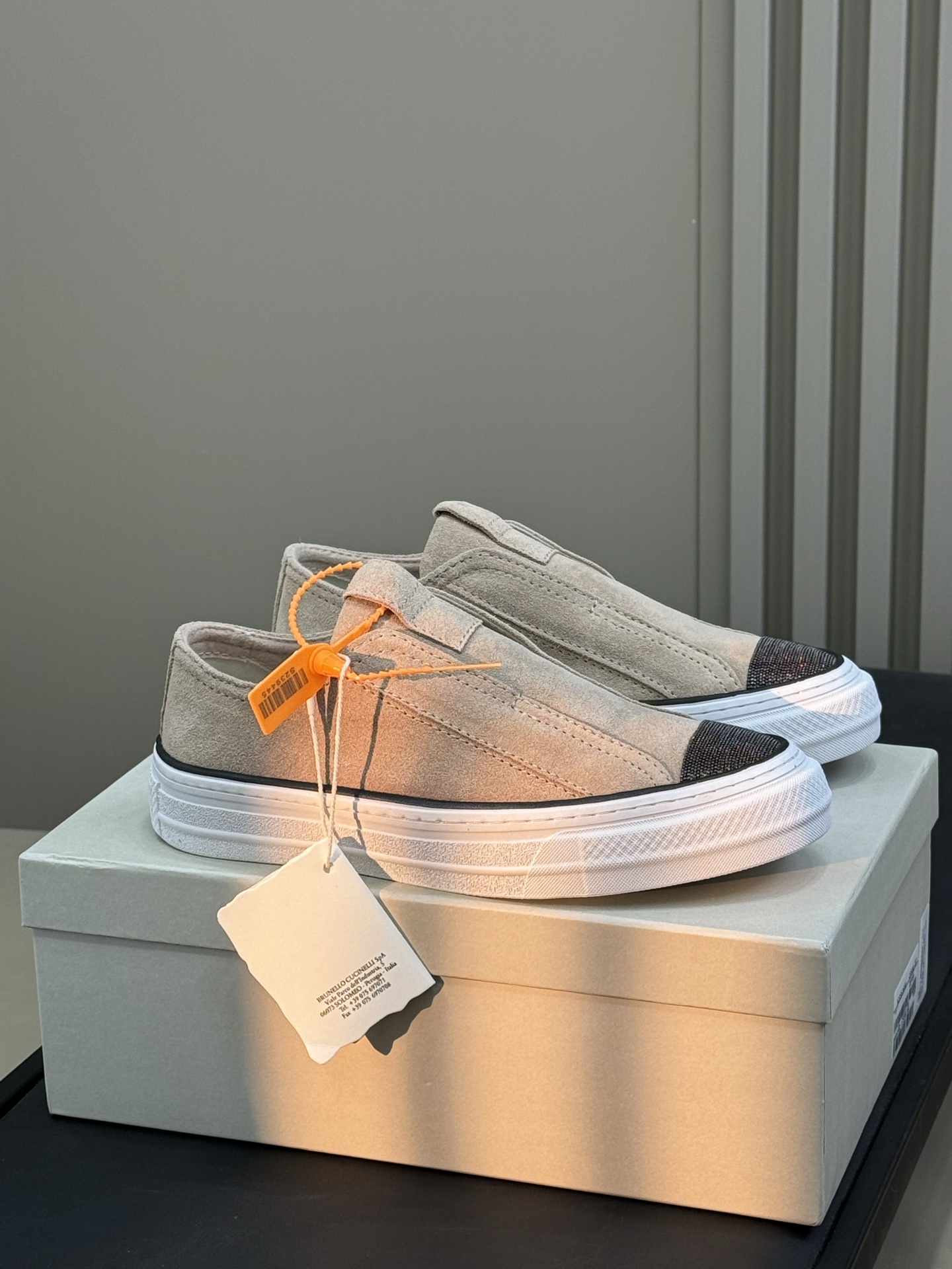 Brunello Cucinelli klassieke sneakers van suède leer en katoenbreisel, old money quiet luxury, lichtgewicht rubberen zool