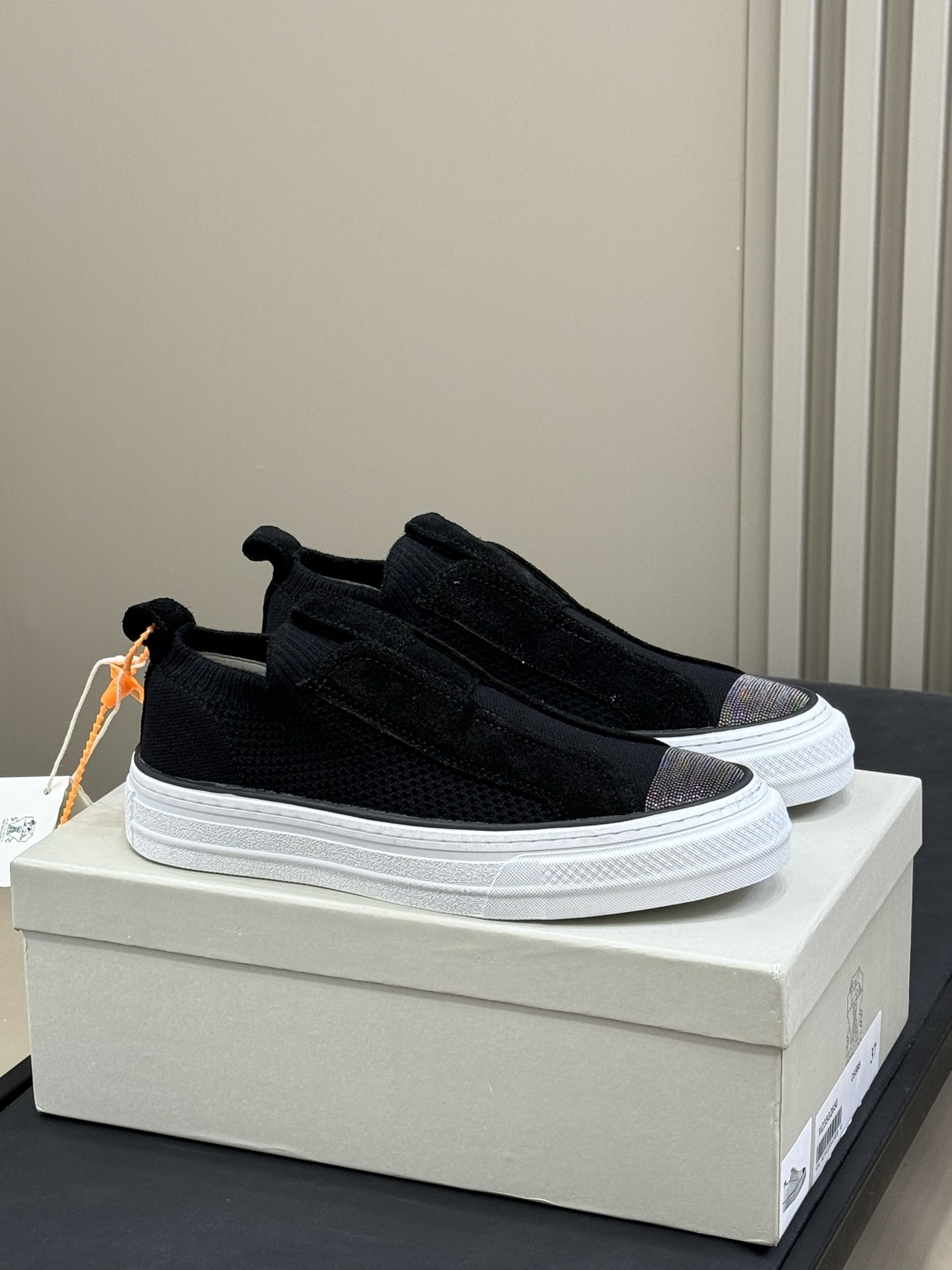 Brunello Cucinelli klassieke sneakers van suède leer en katoenen breisel, old money quiet luxury, lichtgewicht rubberen zool
