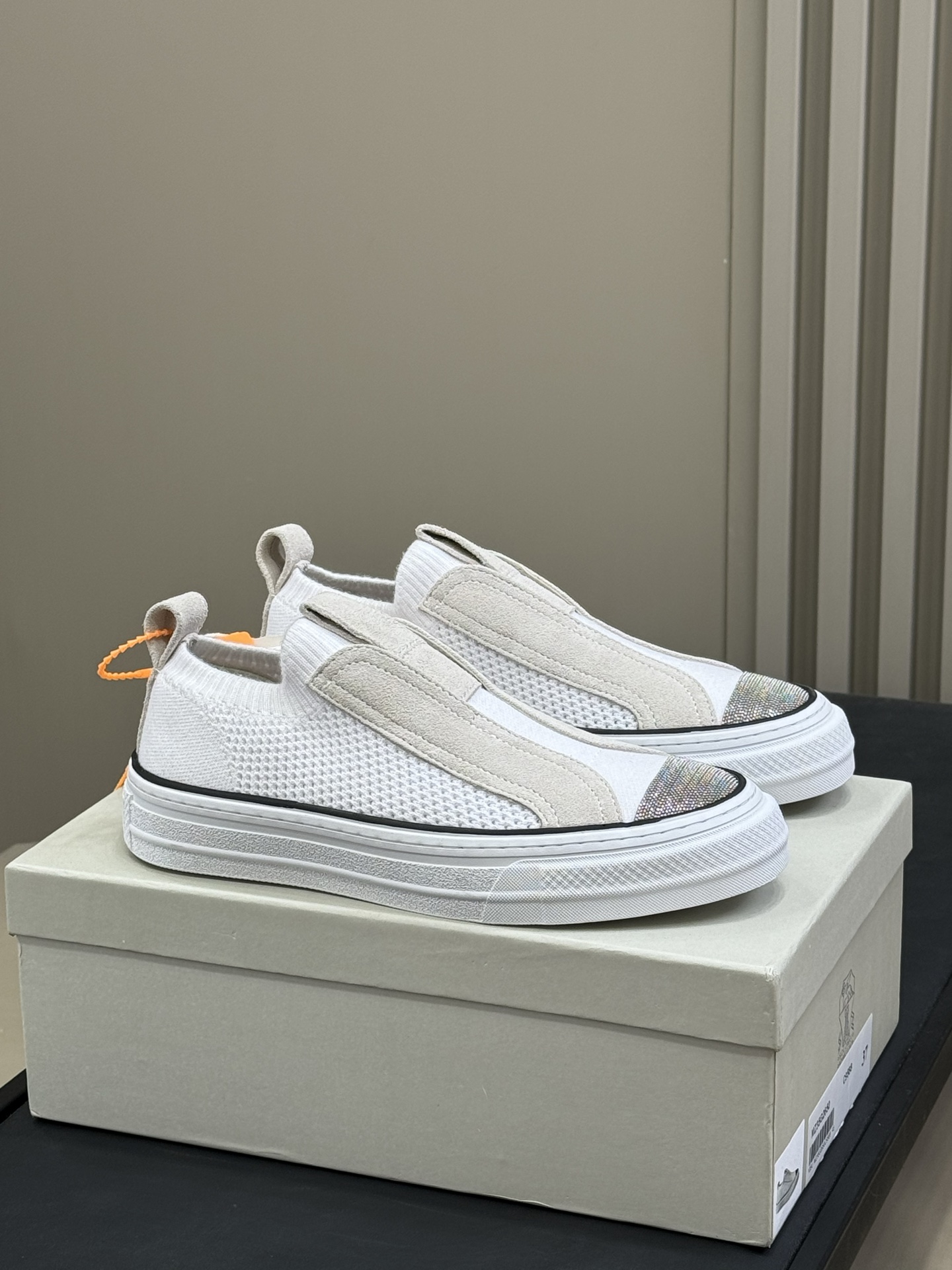 Brunello Cucinelli klassieke sneakers van suède leer en katoenen breisel, old money quiet luxury, lichtgewicht rubberen zool