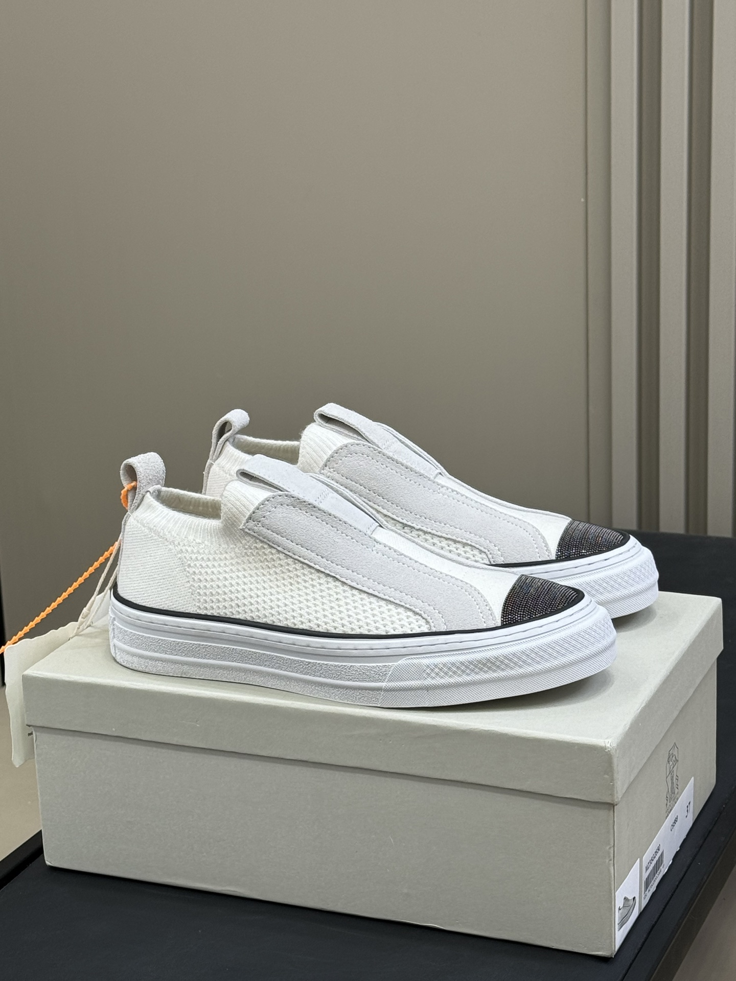 Brunello Cucinelli klassieke sneakers van suède leer en katoenen breisel, old money quiet luxury, lichtgewicht rubberen zool