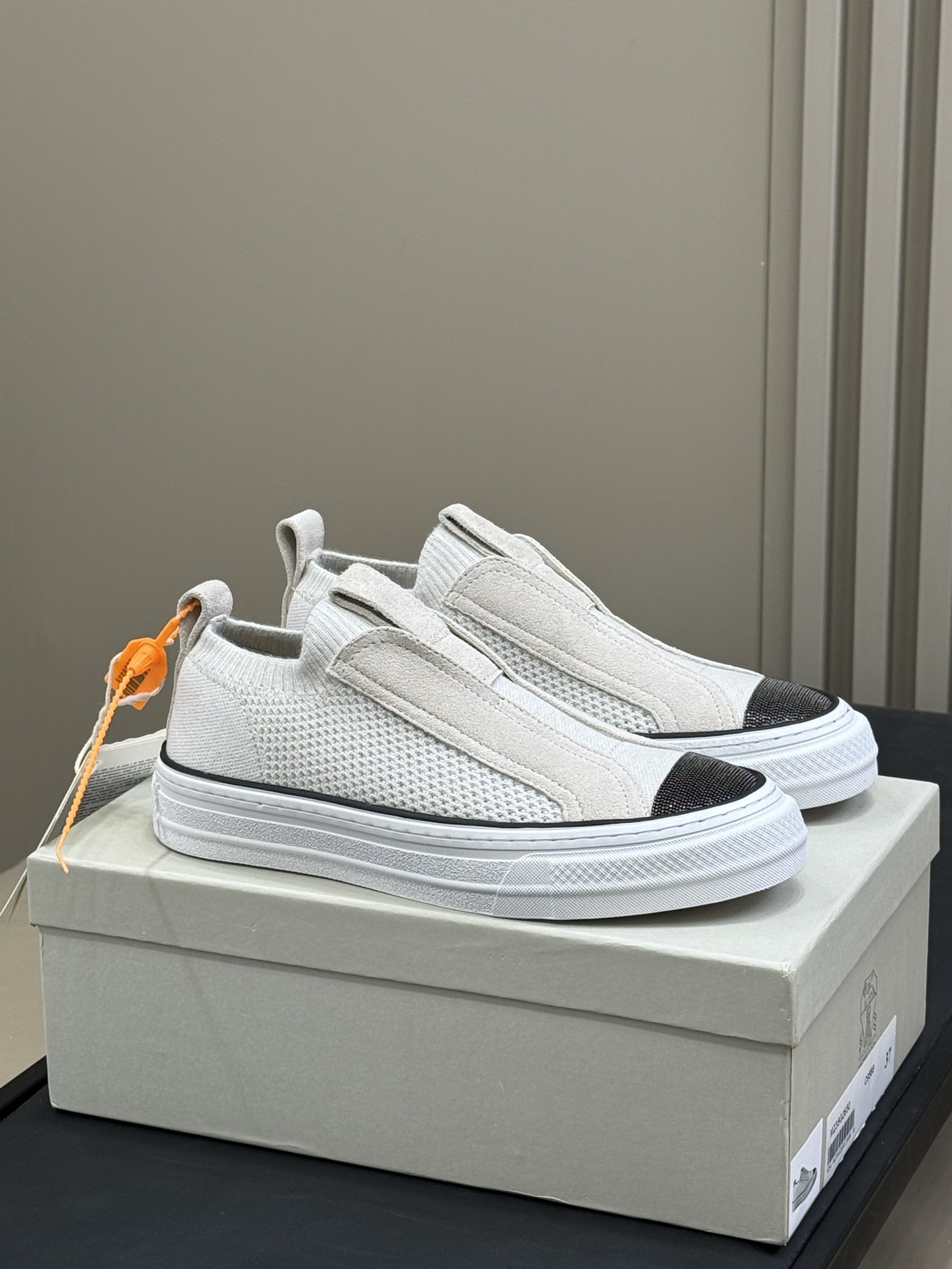 Brunello Cucinelli klassieke sneakers van suède en katoenbreisel, old money quiet luxury, lichtgewicht rubberen zool
