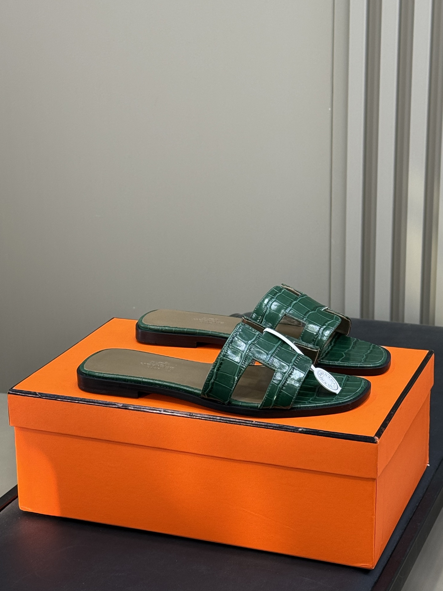 NO:256915,#Crocodile pattern cowhide# Hermes Classic H slippers 25 Spring and Summer Series Classic and versatile H slippers, 2025 Spring and Summer has released many new colors, integrating rhinestones, rivets, palm patterns, graffiti, embroidery and other details to make the simple H slippers rejuvenate!  Add more matching possibilities!  Calfskin upper, sheepskin lining and footrest, imported cowhide sole from Italy!  size 35-42, slippers, hermes, slippers, cowhide, sheepskin19860909#鳄鱼纹牛皮# Hermes 经典H 拖鞋 25春夏系列 经典百搭的h拖鞋,2025春夏出了很多新配色呢 融入水钻、铆钉、掌纹、 涂鸦、 刺绣等细节,让简约的H拖鞋 焕发新意！增加更多配搭可能性！ 小牛皮鞋面,羊皮内里以及垫脚,意大利进口牛皮底！ size 35-42,拖鞋,hermes,slippers,cowhide,sheepskin,Women's Shoes