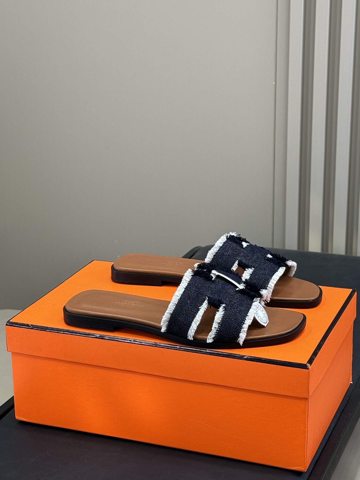 NO:256918,#Line Fabric# Hermes Classic H Slippers 25 Spring and Summer Series Classic and versatile H Slippers, 2025 Spring and Summer has released many new colors. Incorporating details such as rhinestones, rivets, palm prints, graffiti, embroidery, etc., make the simple H Slippers new!  Add more matching possibilities!  Calfskin upper, sheepskin lining and footrest, imported cowhide sole from Italy!  size 35-42, slippers, hermes, slippers, cowhide, sheepskin19860909#亚麻面料# Hermes 经典H 拖鞋 25春夏系列 经典百搭的h拖鞋,2025春夏出了很多新配色呢 融入水钻、铆钉、掌纹、 涂鸦、 刺绣等细节,让简约的H拖鞋 焕发新意！增加更多配搭可能性！ 小牛皮鞋面,羊皮内里以及垫脚,意大利进口牛皮底！ size 35-42,拖鞋,hermes,slippers,cowhide,sheepskin,Women's Shoes