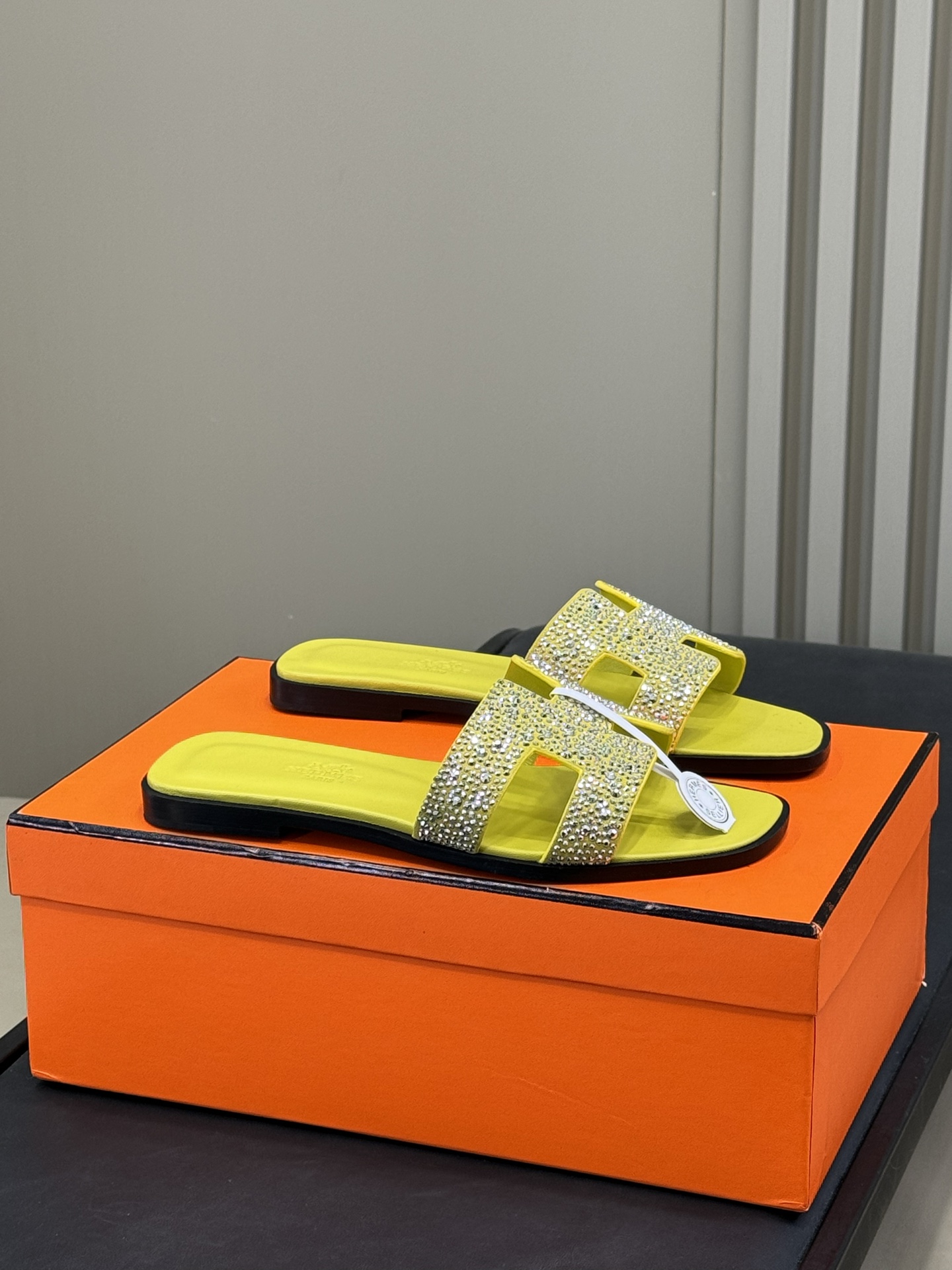 NO:256921,#Rhinestone Surface# Hermes Classic H Slippers 25 Spring and Summer Series Classic and versatile H Slippers, 2025 Spring and Summer has released many new colors. Incorporating details such as rhinestones, rivets, palm prints, graffiti, embroidery, etc., make the simple H Slippers new!  Add more matching possibilities!  Calfskin upper, sheepskin lining and footrest, imported cowhide sole from Italy!  size 35-42, slippers, hermes, slippers, cowhide, sheepskin19860909#水钻面# Hermes 经典H 拖鞋 25春夏系列 经典百搭的h拖鞋,2025春夏出了很多新配色呢 融入水钻、铆钉、掌纹、 涂鸦、 刺绣等细节,让简约的H拖鞋 焕发新意！增加更多配搭可能性！ 小牛皮鞋面,羊皮内里以及垫脚,意大利进口牛皮底！ size 35-42,拖鞋,hermes,slippers,cowhide,sheepskin,Women's Shoes