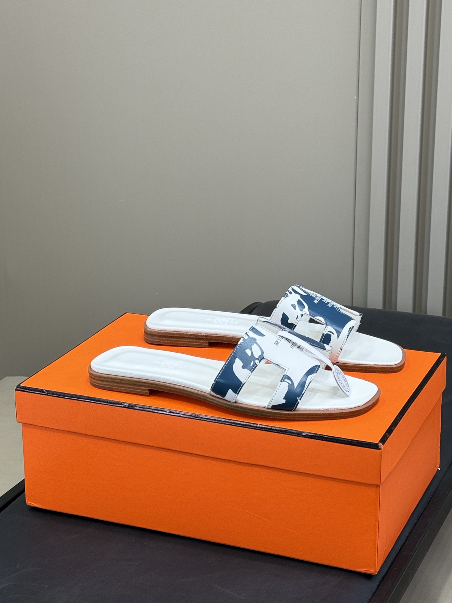 NO:256924,#Graffiti# Hermes Classic H Slippers 25 Spring and Summer Series Classic and versatile H Slippers, 2025 Spring and Summer has released many new colors, integrating rhinestones, rivets, palm prints, graffiti, embroidery and other details to make the simple H Slippers look new!  Add more matching possibilities!  Calfskin upper, sheepskin lining and footrest, imported cowhide sole from Italy!  size 35-42, slippers, hermes, slippers, cowhide, sheepskin19860909#涂鸦面# Hermes 经典H 拖鞋 25春夏系列 经典百搭的h拖鞋,2025春夏出了很多新配色呢 融入水钻、铆钉、掌纹、 涂鸦、 刺绣等细节,让简约的H拖鞋 焕发新意！增加更多配搭可能性！ 小牛皮鞋面,羊皮内里以及垫脚,意大利进口牛皮底！ size 35-42,拖鞋,hermes,slippers,cowhide,sheepskin,Women's Shoes