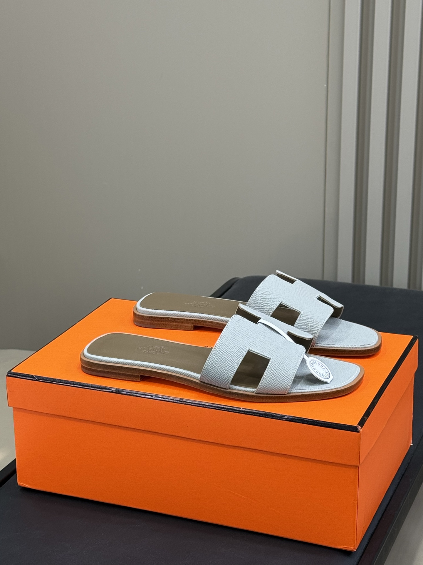 NO:256927,#Palmprinted Surface# Hermes Classic H Slippers 25 Spring and Summer Series Classic and versatile H Slippers, 2025 Spring and Summer has released many new colors. Incorporating details such as rhinestones, rivets, palm patterns, graffiti, embroidery, etc., make the simple H Slippers new!  Add more matching possibilities!  Calfskin upper, sheepskin lining and footrest, imported cowhide sole from Italy!  size 35-42, slippers, hermes, slippers, cowhide, sheepskin19860909#掌纹面# Hermes 经典H 拖鞋 25春夏系列 经典百搭的h拖鞋,2025春夏出了很多新配色呢 融入水钻、铆钉、掌纹、 涂鸦、 刺绣等细节,让简约的H拖鞋 焕发新意！增加更多配搭可能性！ 小牛皮鞋面,羊皮内里以及垫脚,意大利进口牛皮底！ size 35-42,拖鞋,hermes,slippers,cowhide,sheepskin,Women's Shoes