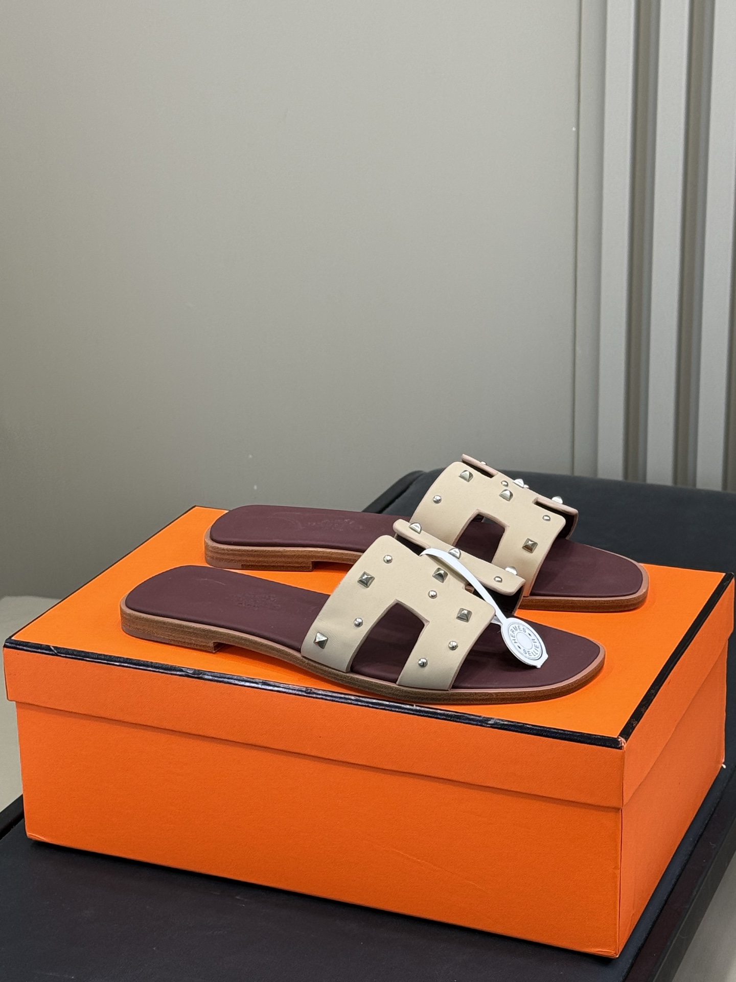 NO:256929,#Riveted Surface# Hermes Classic H Slippers 25 Spring and Summer Series Classic and versatile H Slippers, 2025 Spring and Summer has released many new colors, integrating rhinestones, rivets, palm prints, graffiti, embroidery and other details to make the simple H Slippers look new!  Add more matching possibilities!  Calfskin upper, sheepskin lining and footrest, imported cowhide sole from Italy!  size 35-42, slippers, hermes, slippers, cowhide, sheepskin19860909#铆钉面# Hermes 经典H 拖鞋 25春夏系列 经典百搭的h拖鞋,2025春夏出了很多新配色呢 融入水钻、铆钉、掌纹、 涂鸦、 刺绣等细节,让简约的H拖鞋 焕发新意！增加更多配搭可能性！ 小牛皮鞋面,羊皮内里以及垫脚,意大利进口牛皮底！ size 35-42,拖鞋,hermes,slippers,cowhide,sheepskin,Women's Shoes