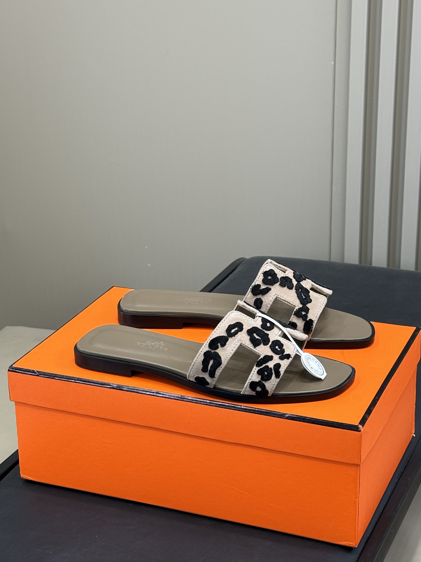 NO:256932,#Leopard print toothbrush embroidery# Hermes Classic H slippers 25 Spring and Summer Series Classic and versatile H slippers, 2025 Spring and Summer has released many new colors, integrating rhinestones, rivets, palm prints, graffiti, embroidery and other details to make the simple H slippers rejuvenate!  Add more matching possibilities!  Calfskin upper, sheepskin lining and footrest, imported cowhide sole from Italy!  size 35-42, slippers, hermes, slippers, cowhide, sheepskin19860909#豹纹牙刷绣# Hermes 经典H 拖鞋 25春夏系列 经典百搭的h拖鞋,2025春夏出了很多新配色呢 融入水钻、铆钉、掌纹、 涂鸦、 刺绣等细节,让简约的H拖鞋 焕发新意！增加更多配搭可能性！ 小牛皮鞋面,羊皮内里以及垫脚,意大利进口牛皮底！ size 35-42,拖鞋,hermes,slippers,cowhide,sheepskin,Women's Shoes
