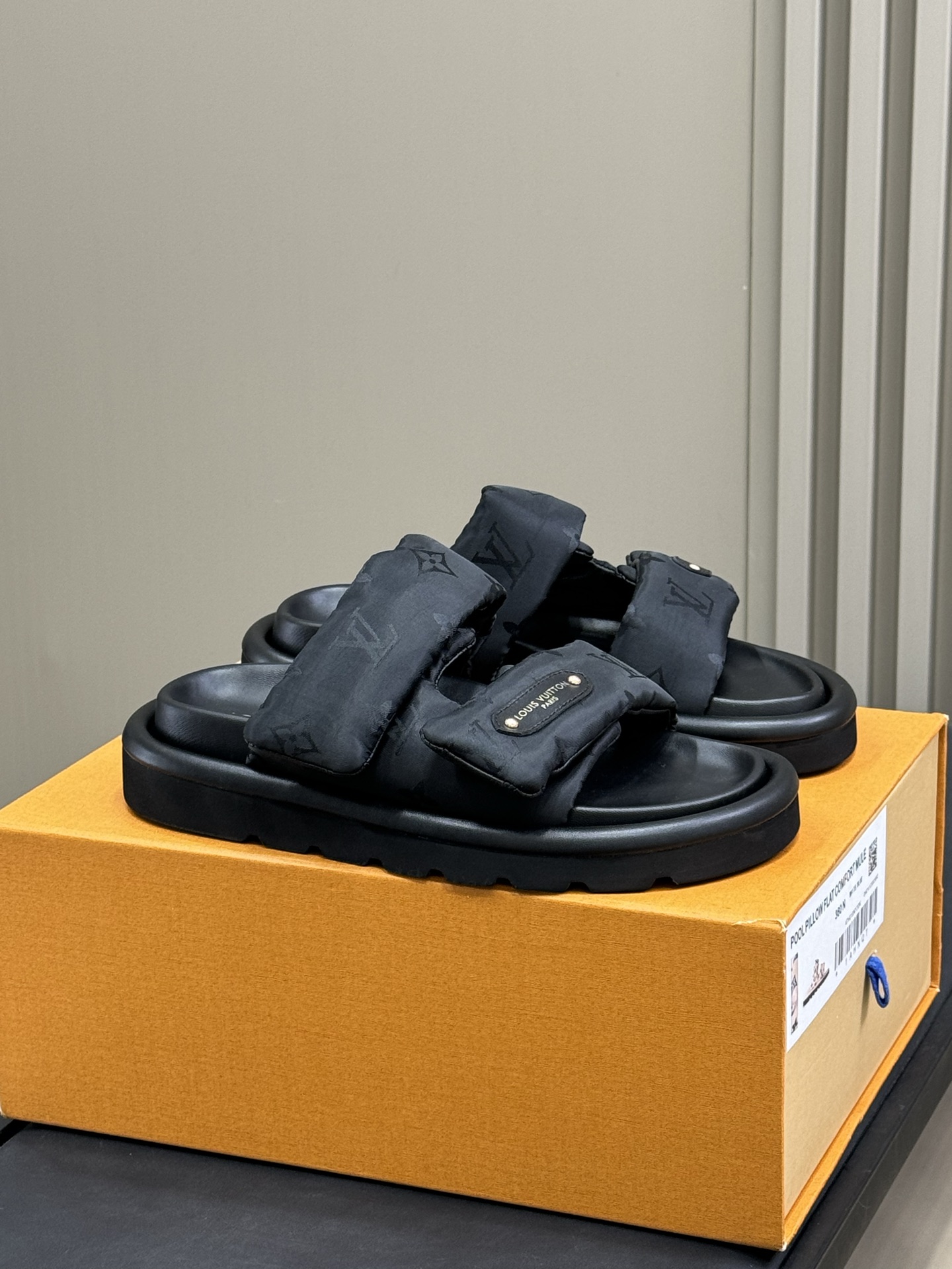 NO:250106,Made for men's 10 new 2025 spring and summer products top version!  The latest style pool pillow down slippers, hard products are available for new 2bs purchasing level!  Full of high-end feeling!  This is a popular model for bloggers at home and abroad. It is retro and fashionable and beautiful!  The main model of the official website, original specific fabric of the upper, ten-filled 90 white duck down, imported mixed-bred sheepskin, large sole original molded foamed large sole shoe size 35-39 (customized for 40.41) men's size 39-44 (45. Customizable), slippers, slippers, down jacket, sheepskin19860909批男款10  2025春夏新品 顶级版本！ 主打最新款 pool pillow 羽绒拖鞋 硬货上新 2bs代购级别！高级感十足！国内外博主刷爆的一款,复古又时髦 上脚美炸了！官网主推款 鞋面原版特定面料 十填充90白鸭绒 内里进口混种羊皮 大底原版开模发泡大底鞋码女码35-39（40.41定制） 男码39-44（45.可定制）,拖鞋,slippers,down jacket,sheepskin,Women's Shoes