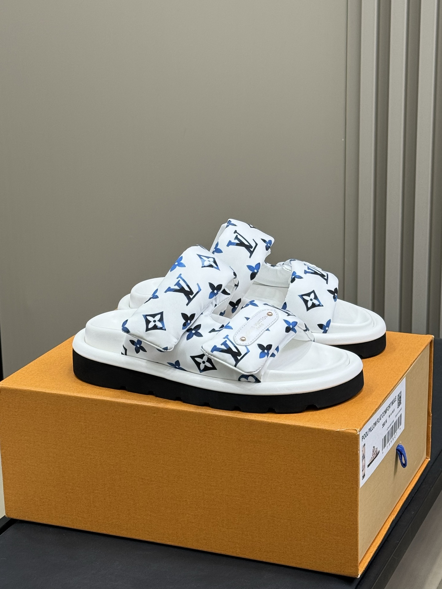 NO:250109,Made for men's 10 new 2025 spring and summer products top version!  The latest style pool pillow down slippers, hard products are available for new 2bs purchasing level!  Full of high-end feeling!  This is a popular model for bloggers at home and abroad. It is retro and fashionable and beautiful!  The main model of the official website, original specific fabric of the upper, ten-filled 90 white duck down, imported mixed-bred sheepskin, large sole original molded foamed large sole shoe size 35-39 (customized for 40.41) men's size 39-44 (45. Customizable), slippers, slippers, down jacket, sheepskin19860909批男款10  2025春夏新品 顶级版本！ 主打最新款 pool pillow 羽绒拖鞋 硬货上新 2bs代购级别！高级感十足！国内外博主刷爆的一款,复古又时髦 上脚美炸了！官网主推款 鞋面原版特定面料 十填充90白鸭绒 内里进口混种羊皮 大底原版开模发泡大底鞋码女码35-39（40.41定制） 男码39-44（45.可定制）,拖鞋,slippers,down jacket,sheepskin,Women's Shoes