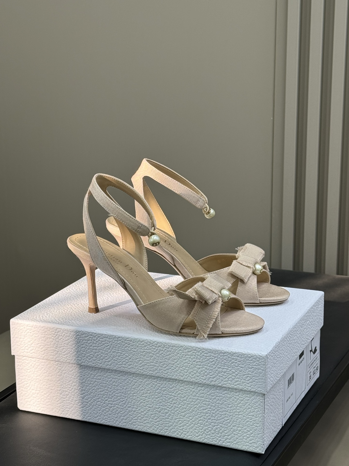 NO:260306,Dior ss25 new arrival~ cd 25 spring and summer satin stripping, bow high heels, webbing satin, embellished pearls; casual and high-end elegant sheepskin lining cowhide sole size 35-42, sandals, dior, sandals, high heels, cowhide, sheepskin19860909Dior ss25 new arrival～ cd 25春夏 缎面拆絮 蝴蝶结高跟鞋 织带缎面材质,点缀珍珠；随性又高级优雅 羊皮内里 牛皮底 size 35-42,凉鞋,dior,sandals,high heels,cowhide,sheepskin,Women's Shoes