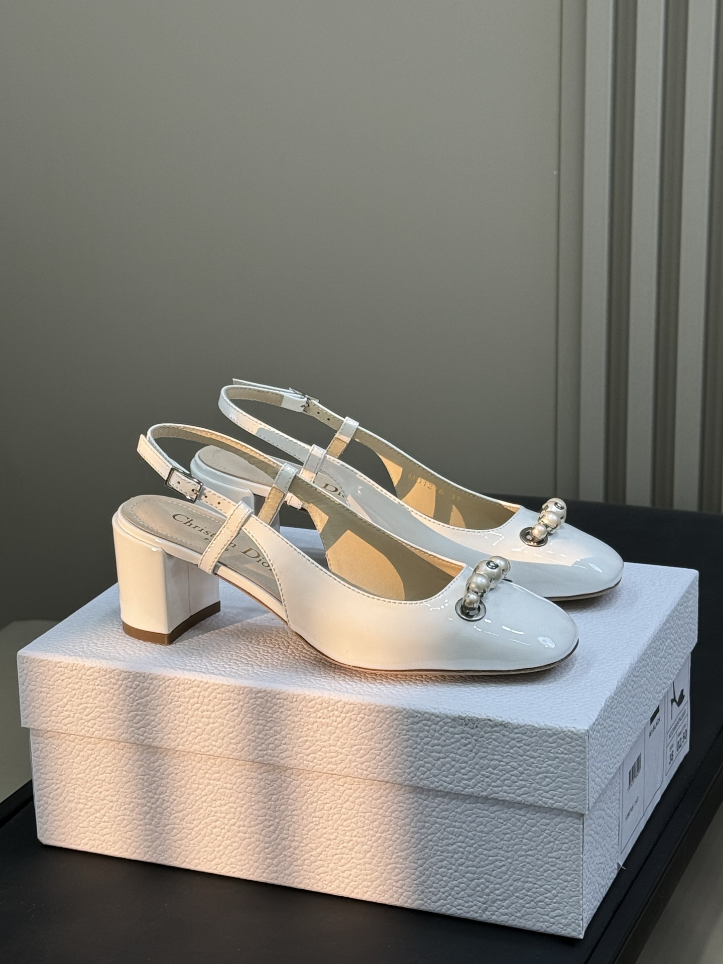 NO:260303,Dior ss25 new arrival~ cd 25 spring and summer slingback, cow patent leather material, glossy and fashionable!  The small thick and pearl decoration is so elegant and beautiful that it is foul!  Sheepskin inner cowhide sole size 35-41, sandals, dior, sandals, cowhide, sheepskin19860909Dior ss25 new arrival～ cd 25春夏slingback,牛漆皮材质,光泽时髦！小粗跟搭配珍珠装饰,优雅美丽到犯规呀！ 羊皮内里 牛皮底 size 35-41,凉鞋,dior,sandals,cowhide,sheepskin,Women's Shoes