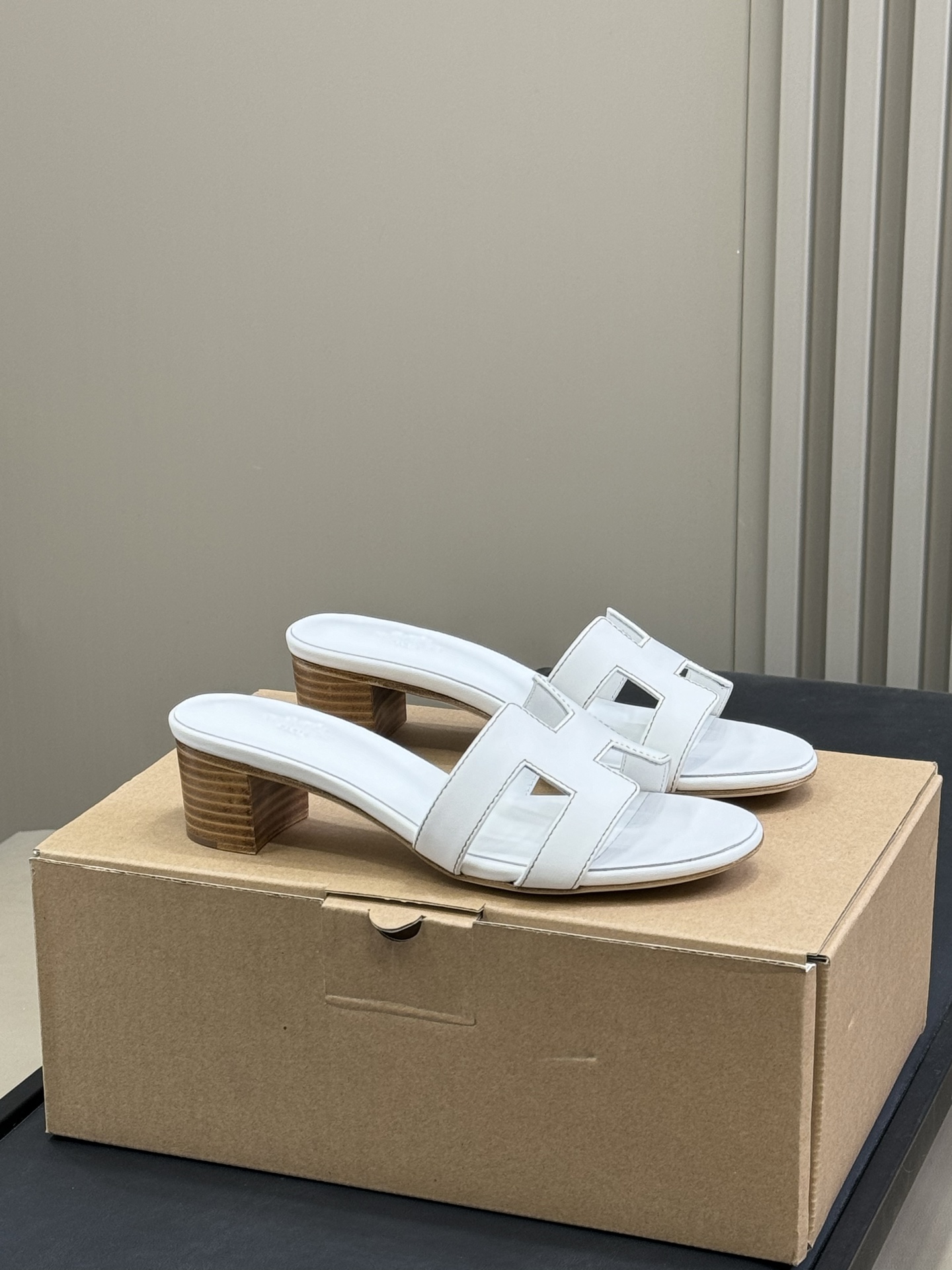 NO:385640,Top quality herems mid-heel H slipper series classic works, enduring!  New fabrics that are built into different eras and bring out your heart!  Cowhide noodles + woven coarse cloth, imported cowhide bottom from Italy!  size 35-41, slippers, slippers, cowhide19860909顶级品质 herems 中跟H 拖鞋系列 经典作品,经久不衰！容入不同时代的新型面料,焕发心意！ 牛皮面+ 梭织粗布面,意大利进口牛皮底！ size 35-41,拖鞋,slippers,cowhide,Women's Shoes