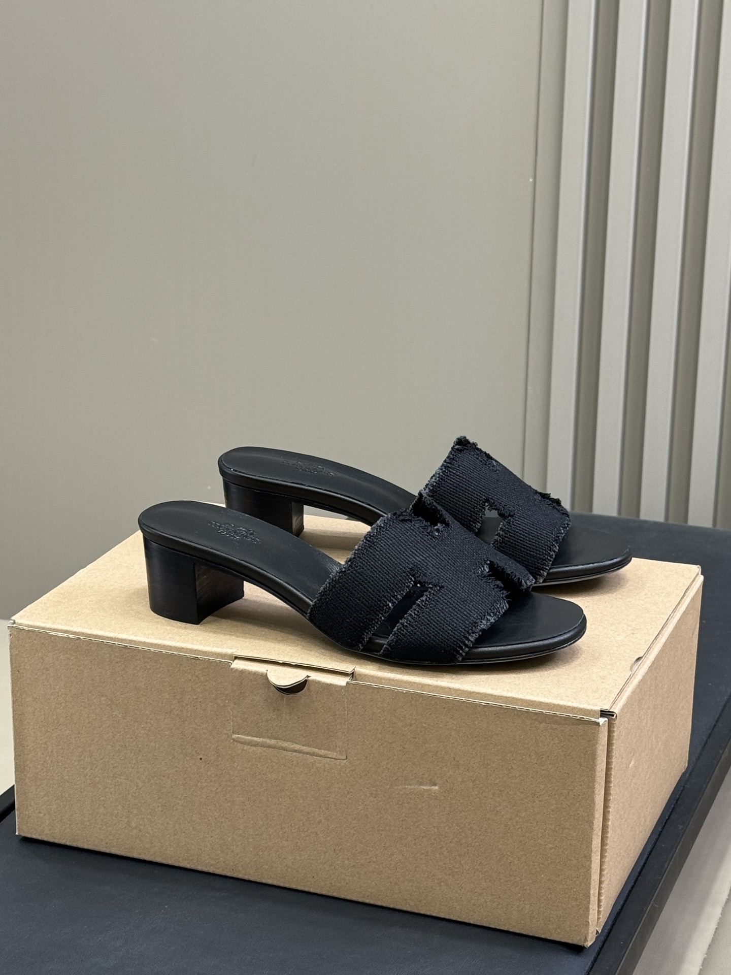 NO:385665,Top quality herems mid-heel H slipper series classic works, enduring!  New fabrics that are built into different eras and bring out your heart!  Cowhide noodles + woven coarse cloth, imported cowhide bottom from Italy!  size 35-41, slippers, slippers, cowhide19860909顶级品质 herems 中跟H 拖鞋系列 经典作品,经久不衰！容入不同时代的新型面料,焕发心意！ 牛皮面+ 梭织粗布面,意大利进口牛皮底！ size 35-41,拖鞋,slippers,cowhide,Women's Shoes