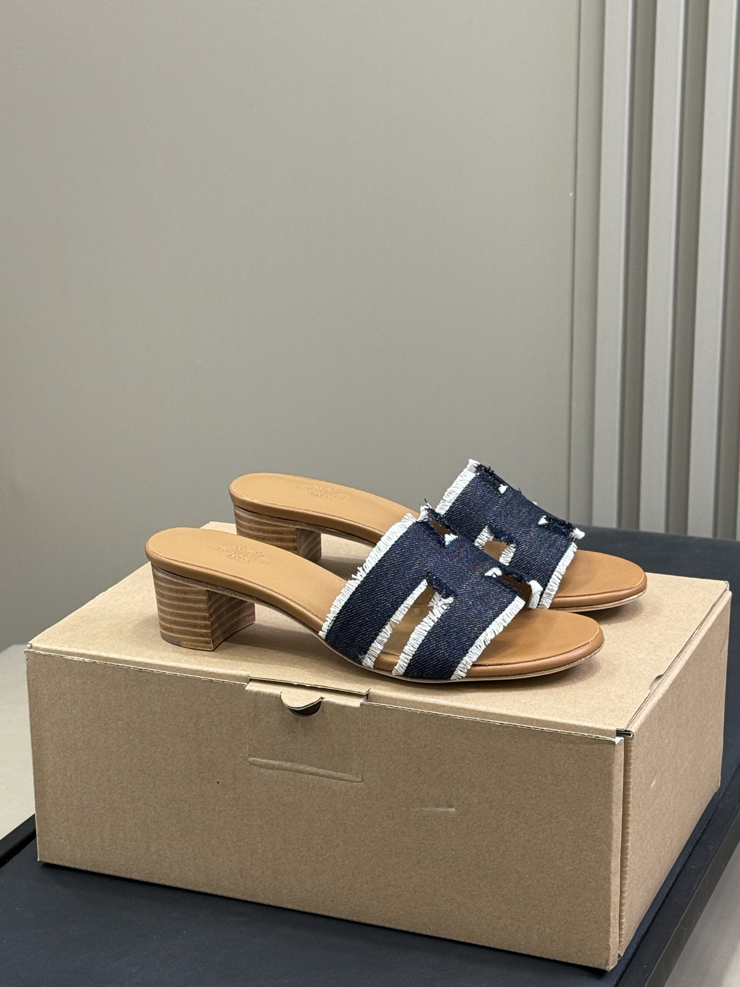 NO:385676,Top quality herems mid-heel H slipper series classic works, enduring!  New fabrics that are built into different eras and bring out your heart!  Cowhide noodles + woven coarse cloth, imported cowhide bottom from Italy!  size 35-41, slippers, slippers, cowhide19860909顶级品质 herems 中跟H 拖鞋系列 经典作品,经久不衰！容入不同时代的新型面料,焕发心意！ 牛皮面+ 梭织粗布面,意大利进口牛皮底！ size 35-41,拖鞋,slippers,cowhide,Women's Shoes